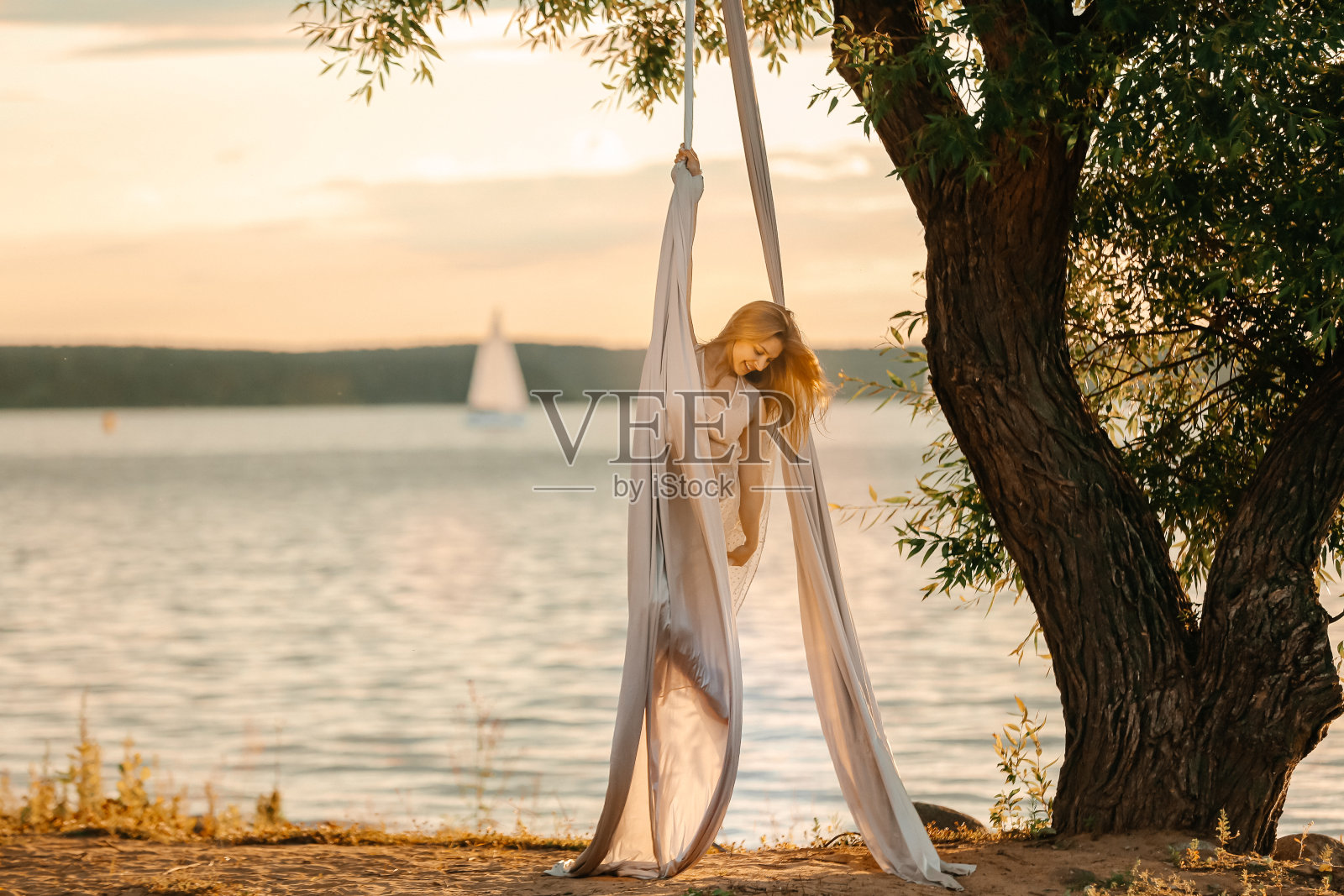 空中体操在大自然中靠近一棵树。照片摄影图片