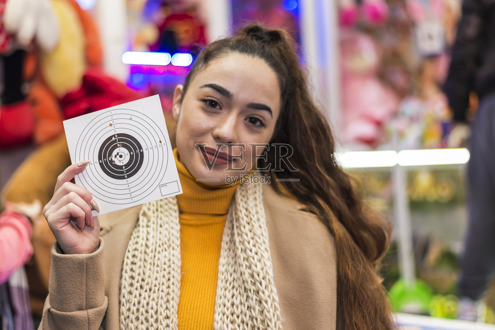 年轻妇女在秋季集市上玩得很开心照片摄影图片