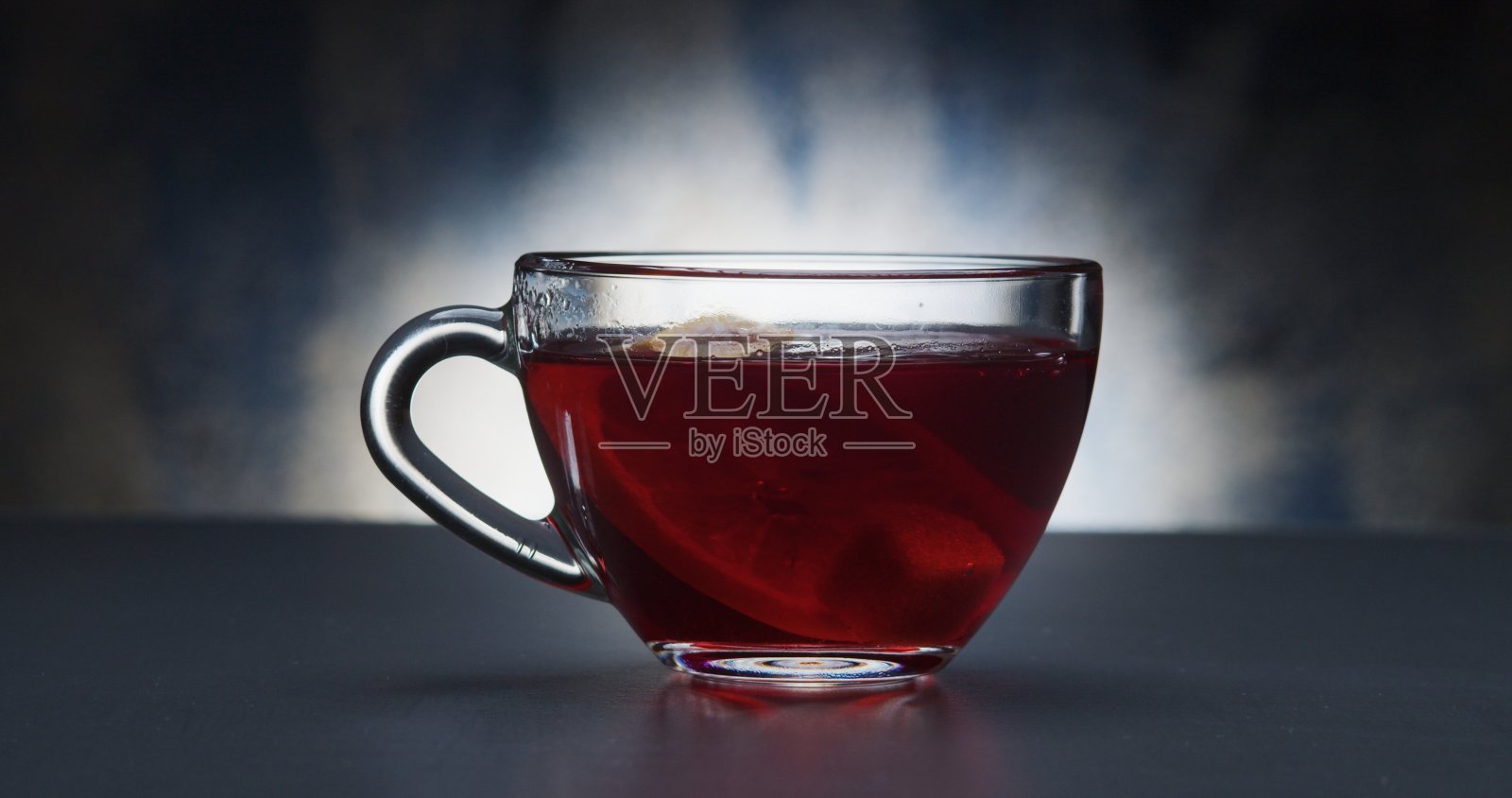 在木槿茶中加入柠檬照片摄影图片