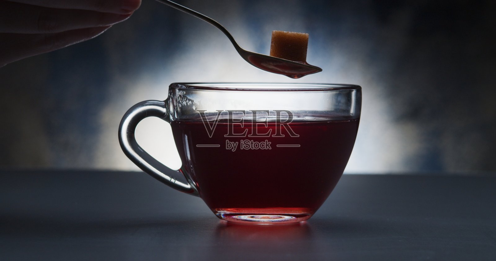 在木槿茶中加入糖照片摄影图片