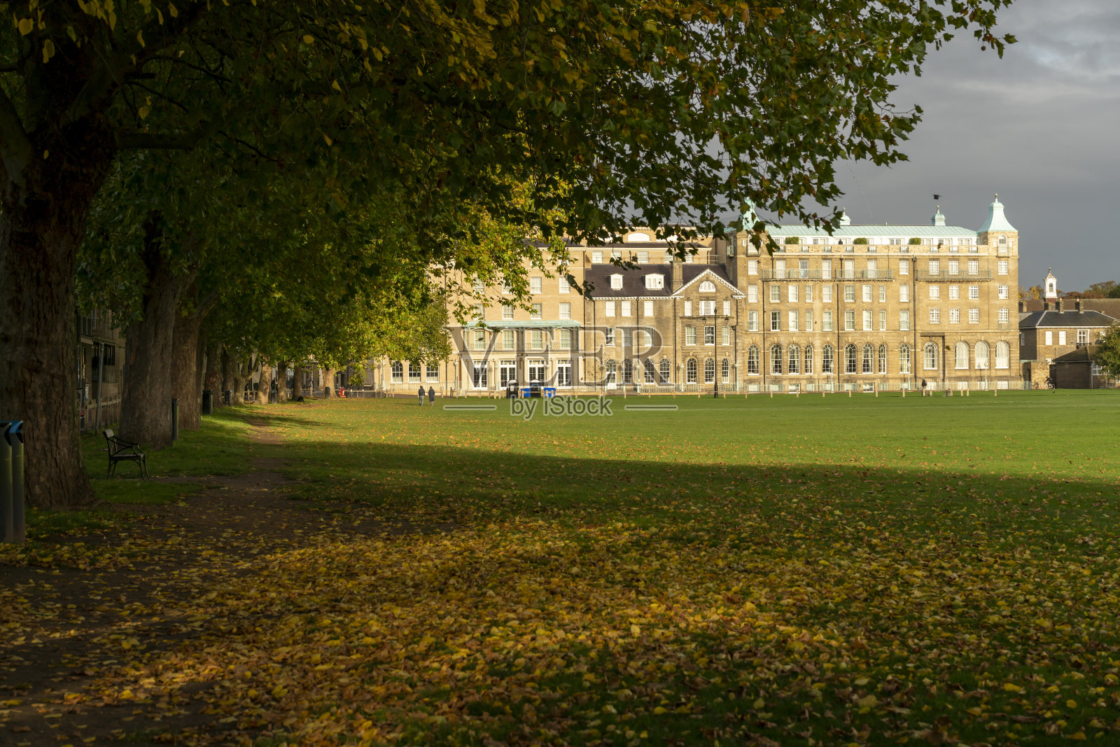 大学纹章和帕克广场上的帕克酒馆照片摄影图片