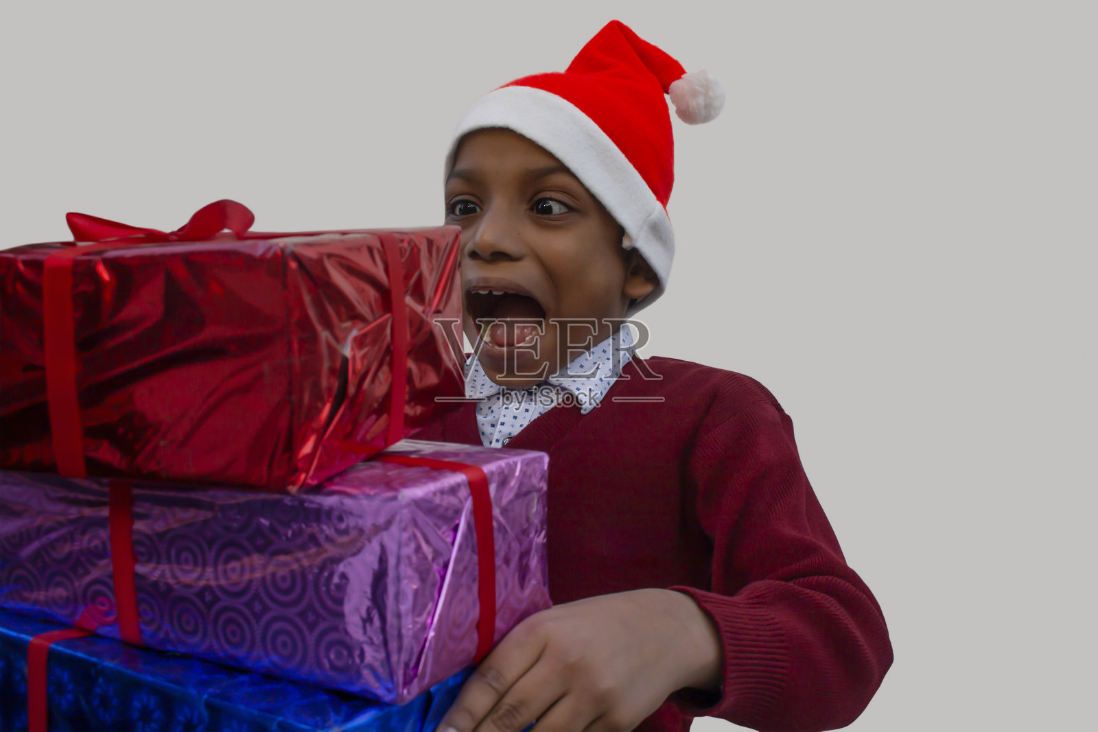 兴奋的小男孩拿着圣诞礼物照片摄影图片