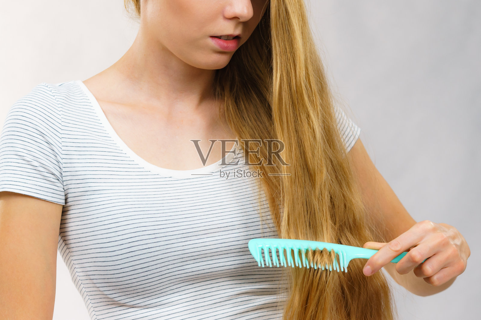 梳着健康金发的女人照片摄影图片