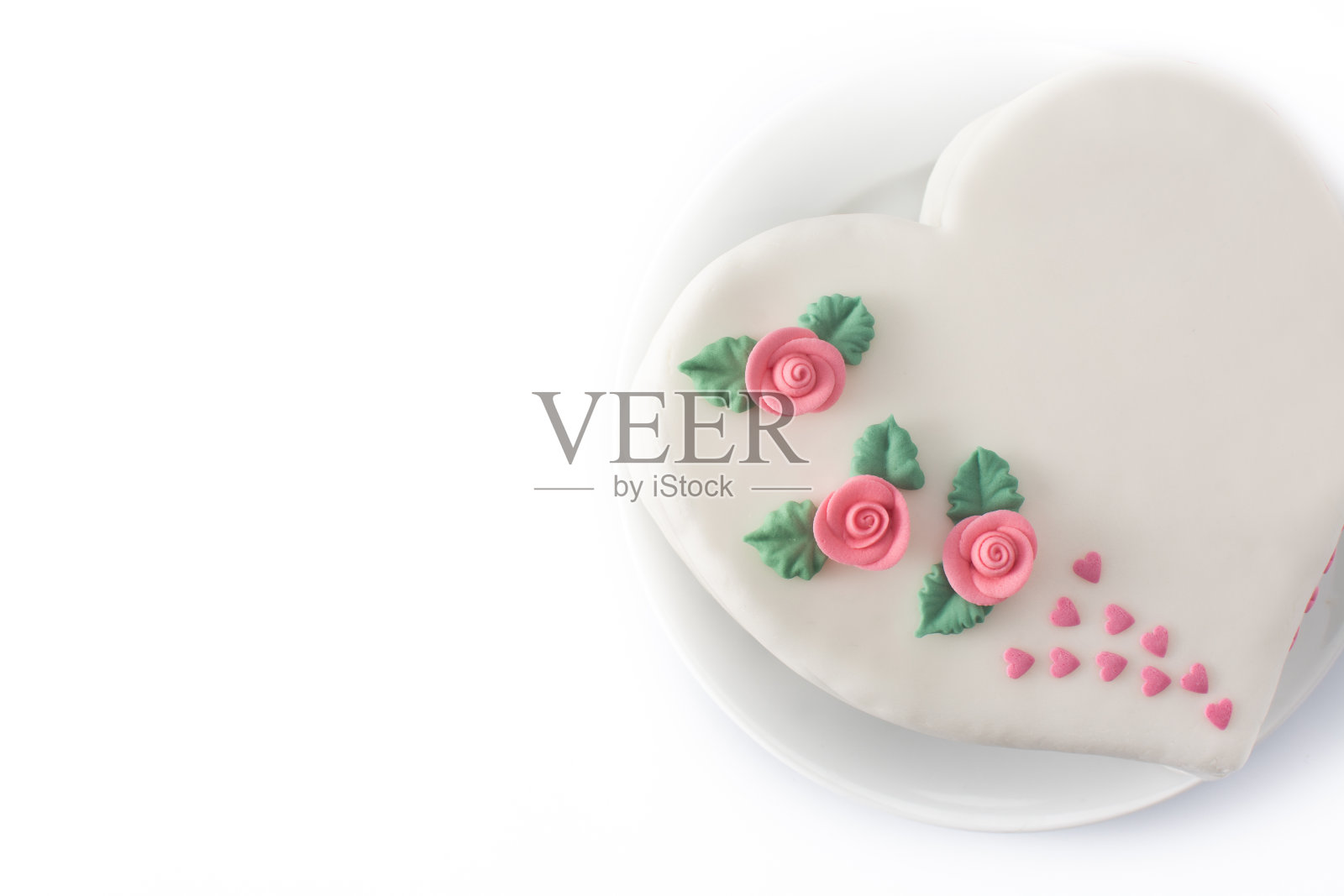 情人节、母亲节或生日的心形蛋糕，用玫瑰和粉色的糖心装饰照片摄影图片