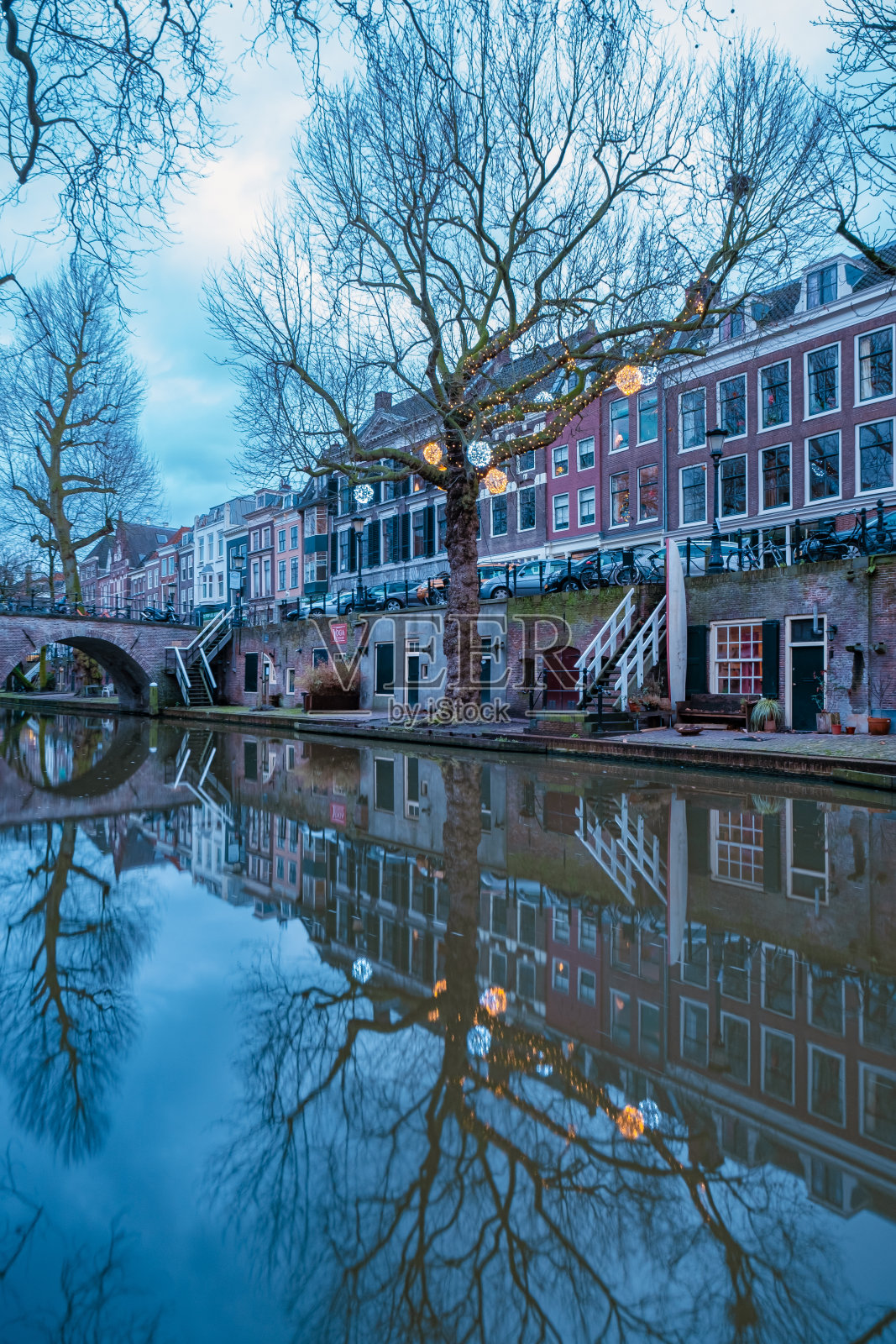 荷兰乌得勒支市中心的乌德格拉赫特老运河上的传统房屋照片摄影图片