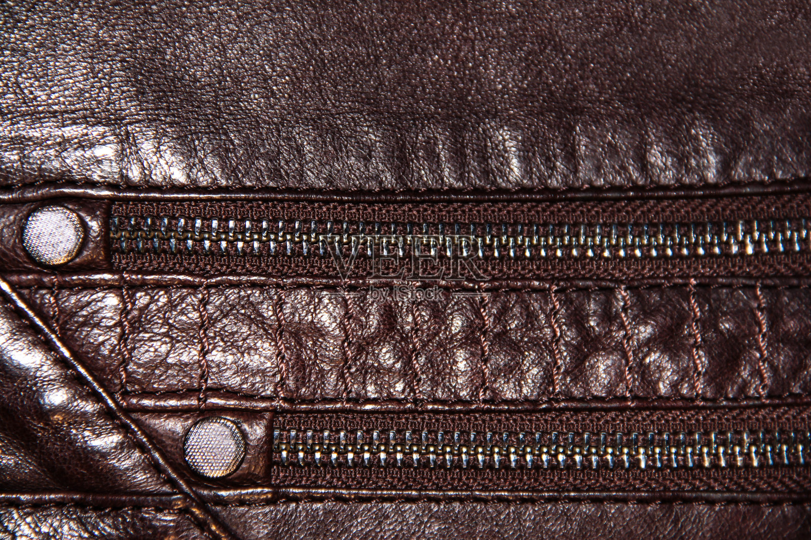 棕色皮革上的两个拉链照片摄影图片