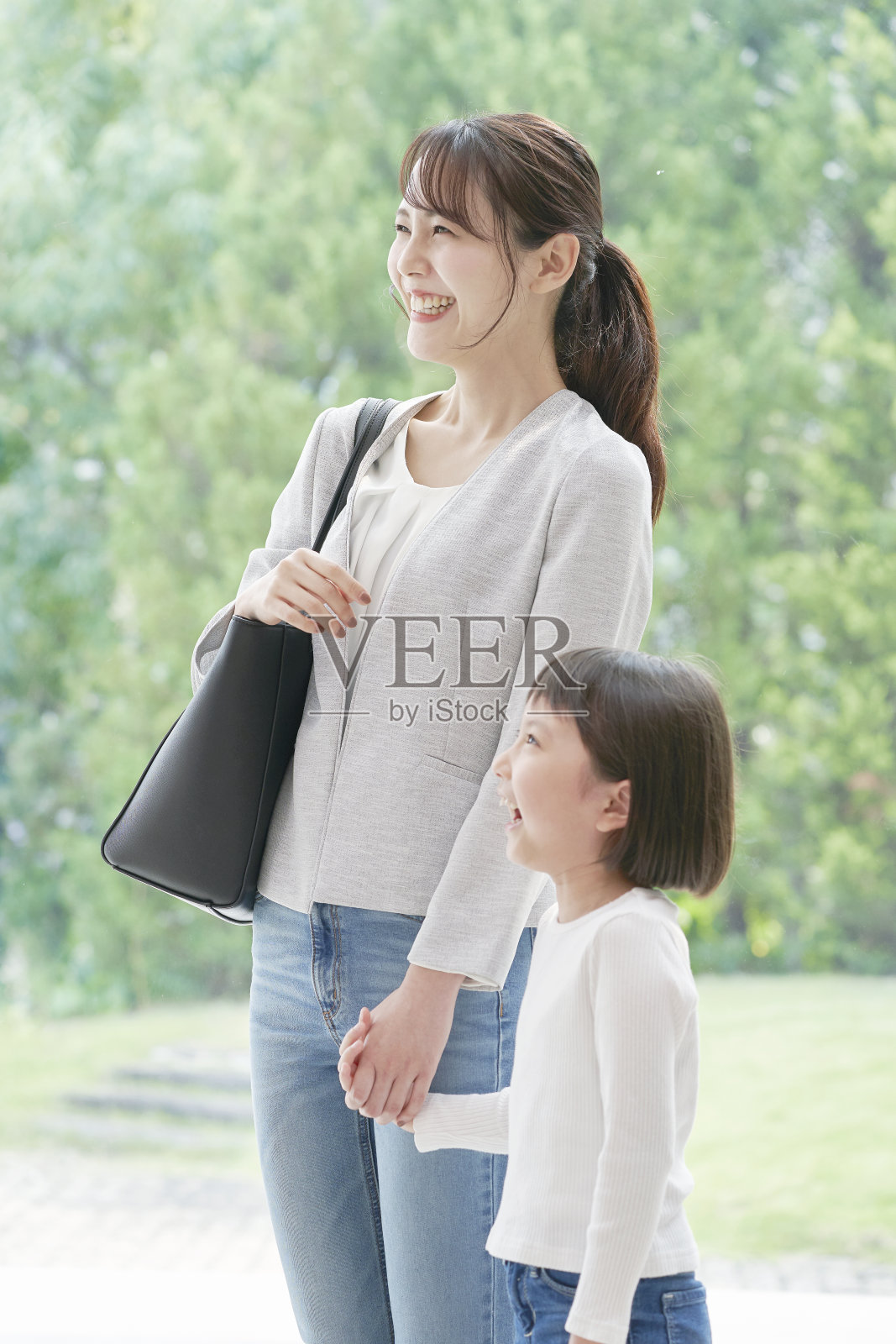 亚裔母亲和女儿照片摄影图片