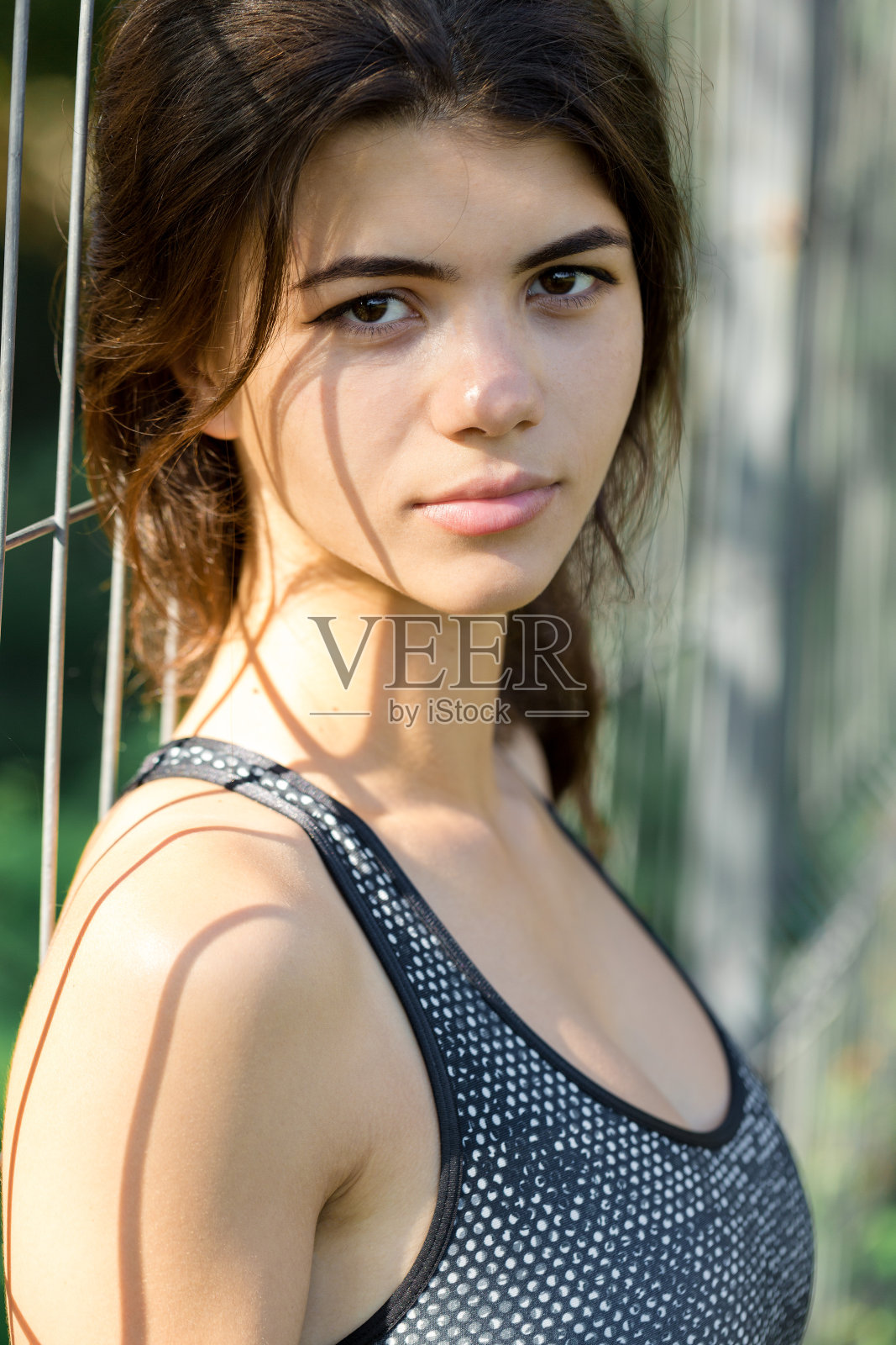 一个年轻苗条的运动女孩穿着印有蛇皮图案的运动服进行一套练习。健康的生活方式。照片摄影图片