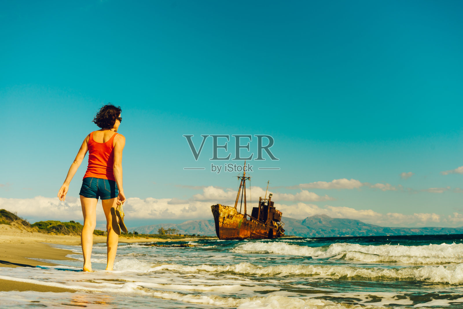 女游客在海滩上享受假期照片摄影图片