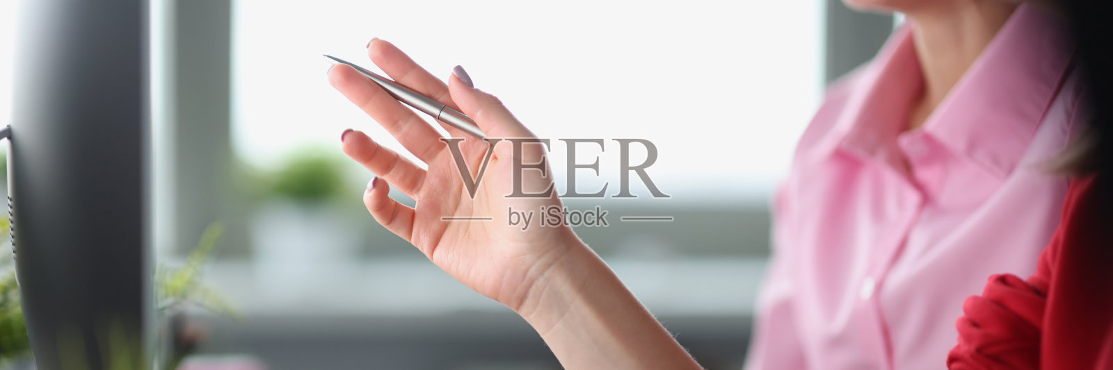 女人拿着圆珠笔，给同事建议特写照片摄影图片