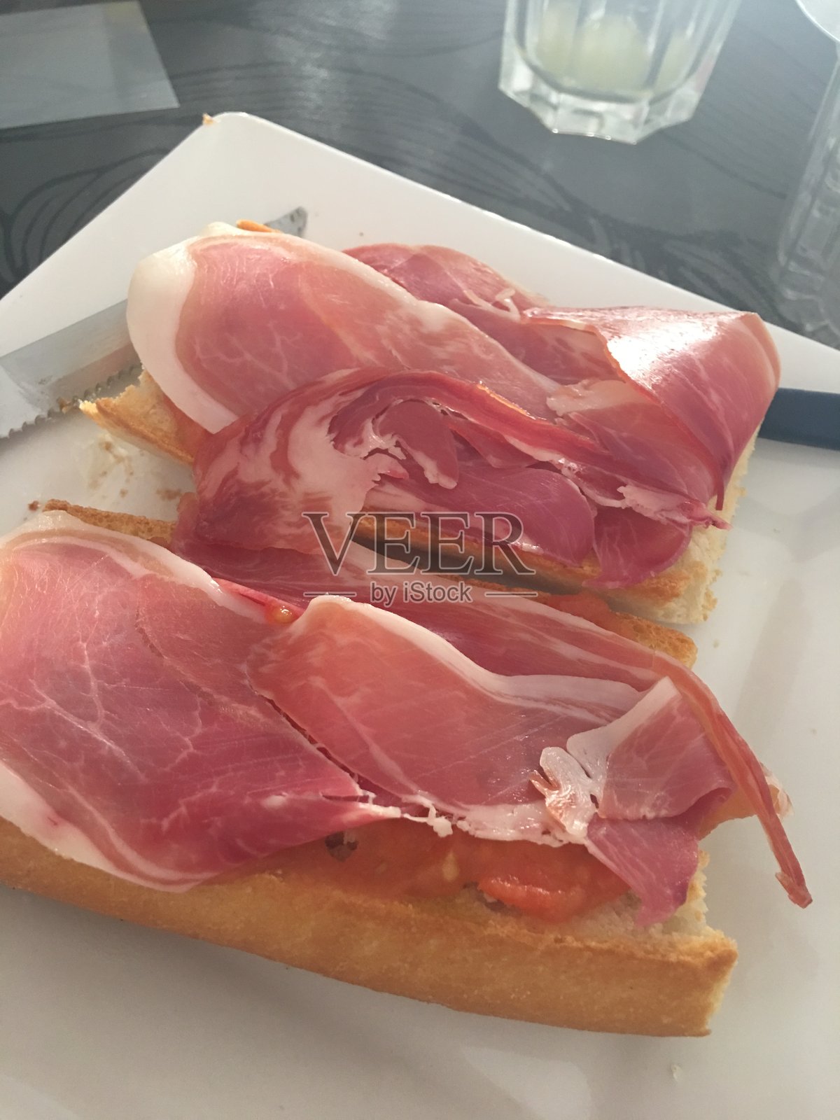 面包和火腿照片摄影图片