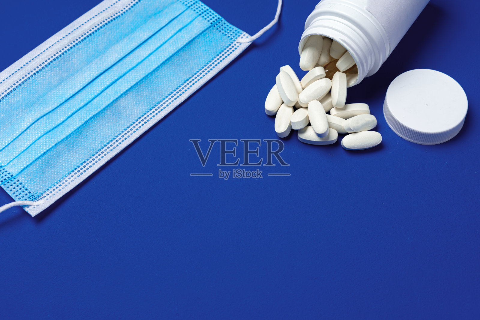 维生素和面部防护面膜。冠状病毒预防的概念照片摄影图片