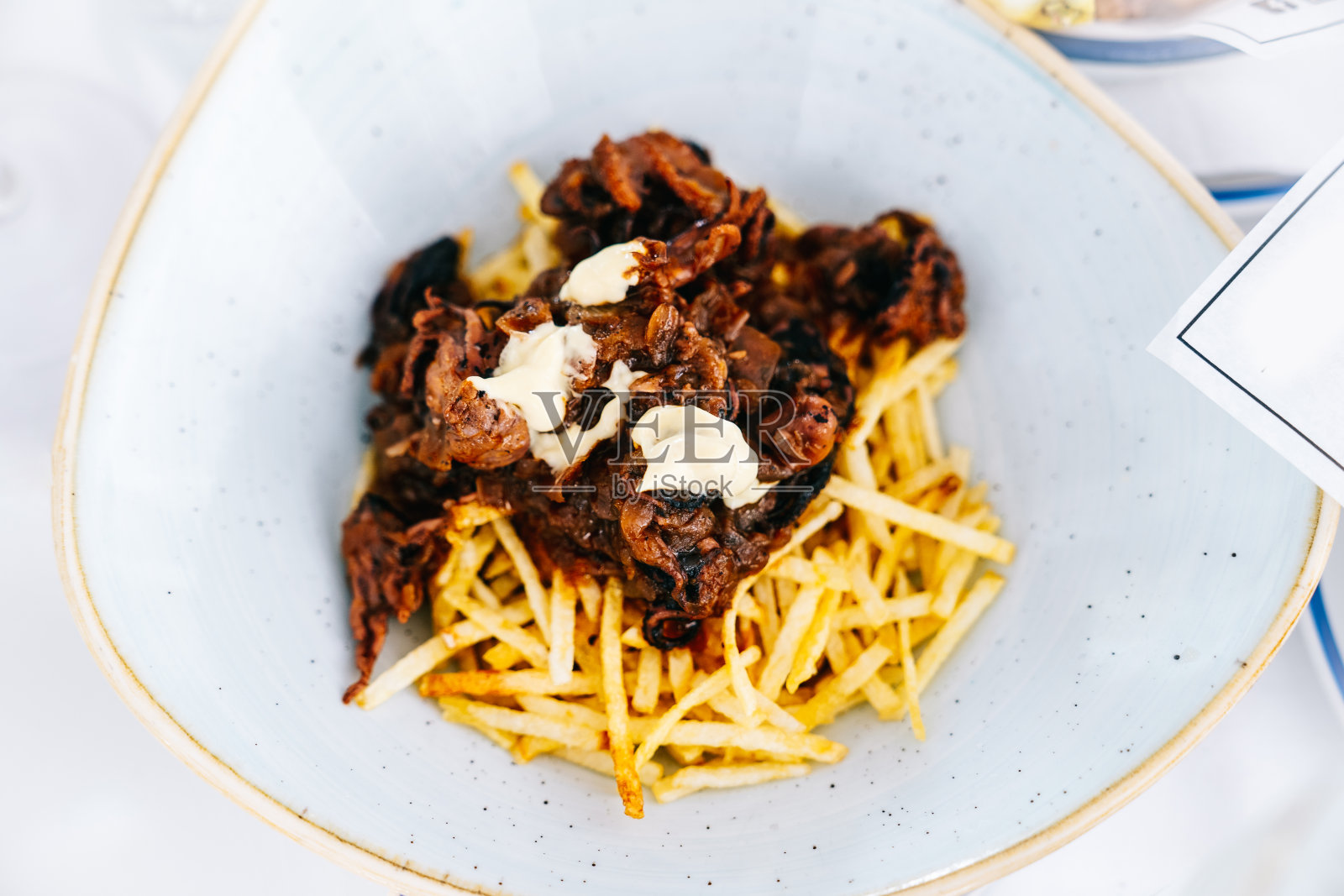 配肉、蛋黄酱和炸土豆。西班牙餐前小吃餐厅。照片摄影图片