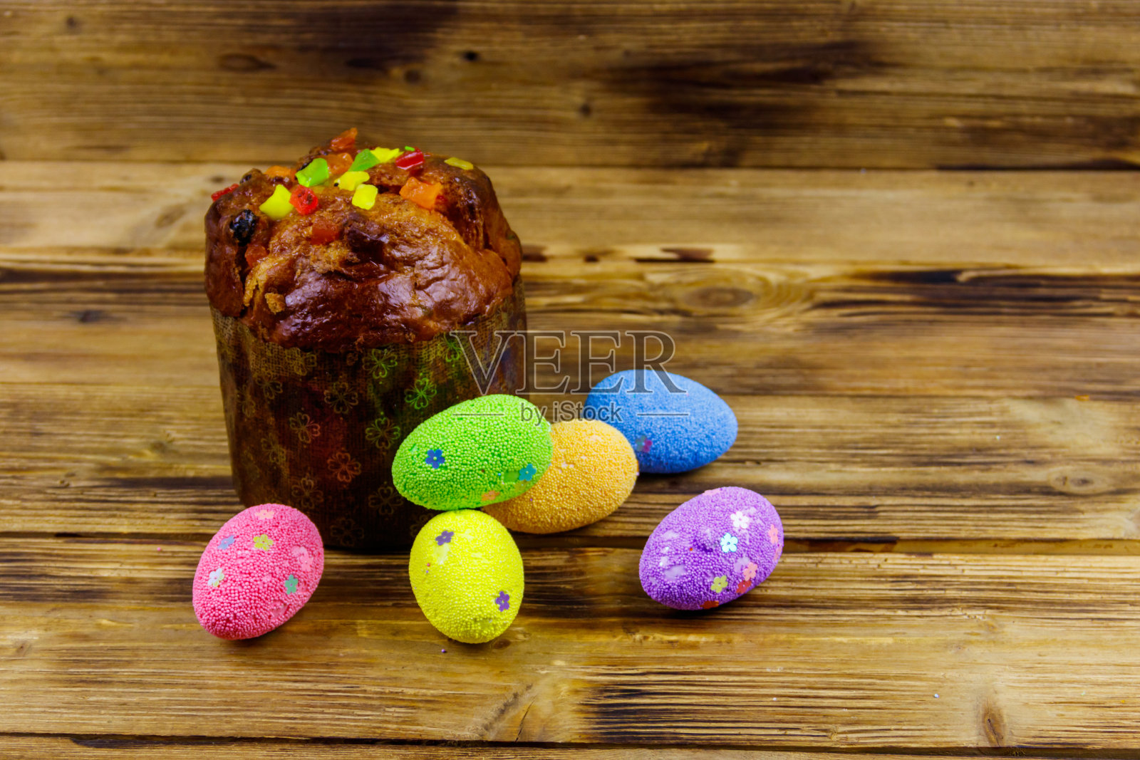 复活节蛋糕和复活节蛋放在一张木桌上照片摄影图片