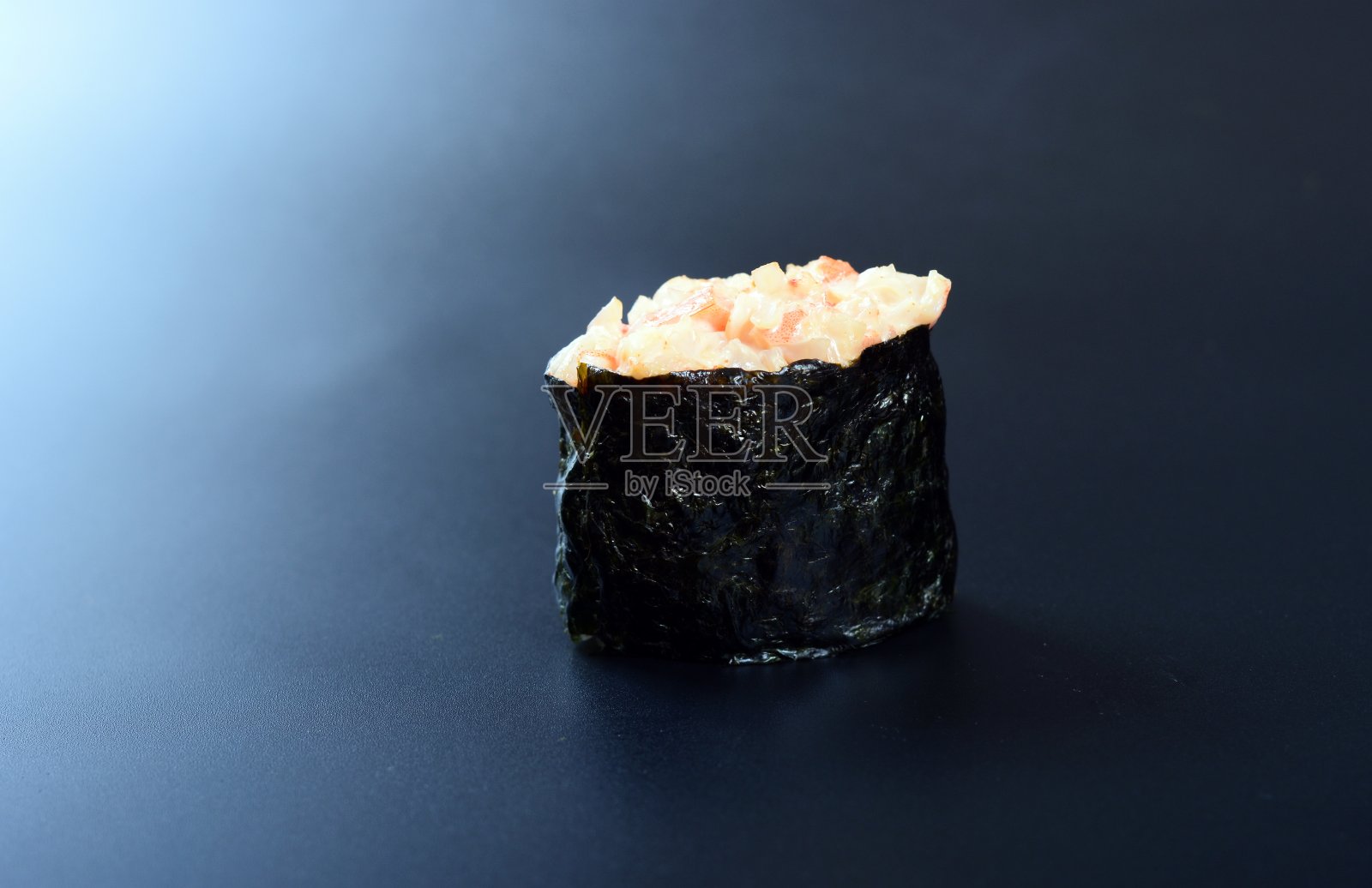 深色的石头背景上是五颜六色的海鲜卷和米饭照片摄影图片