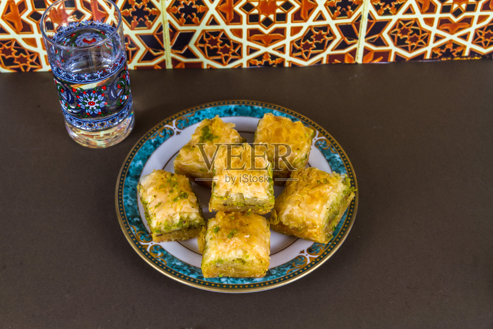 盘堆着橡胶树，抬高照片摄影图片