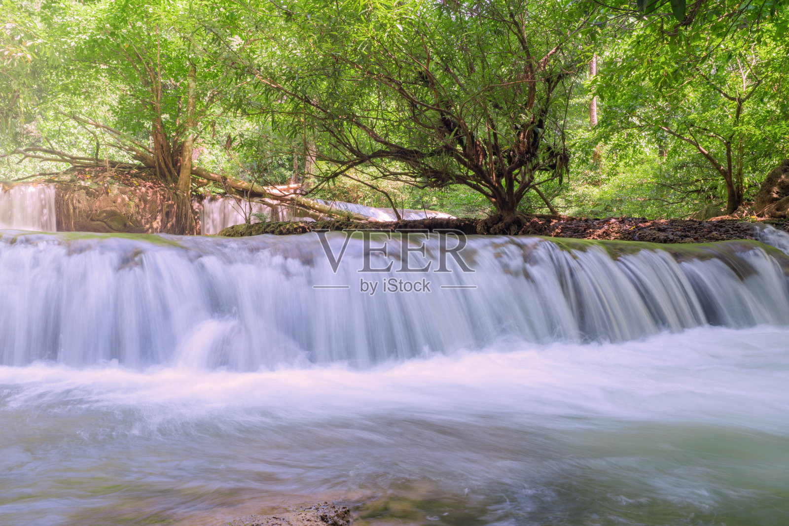 泰国热带雨林深处的瀑布(通能克鲁瀑布)照片摄影图片