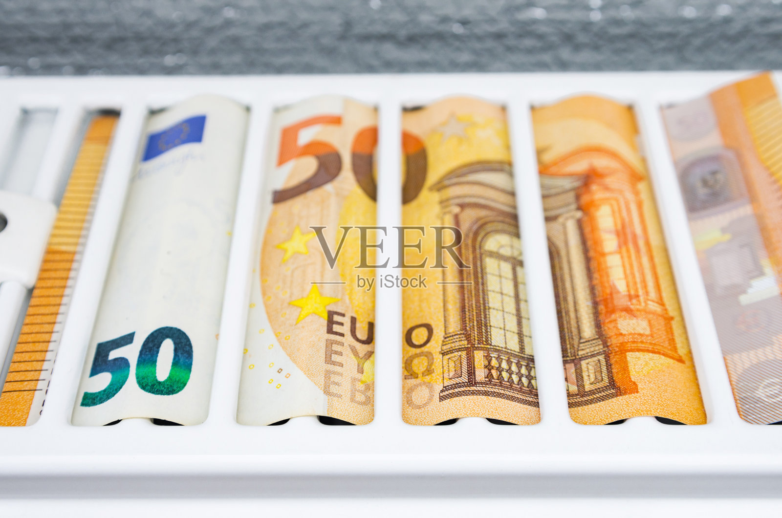 家里的暖气片有50欧元。集中供热涨价，缴纳水电费，节能房，概念形象。照片摄影图片