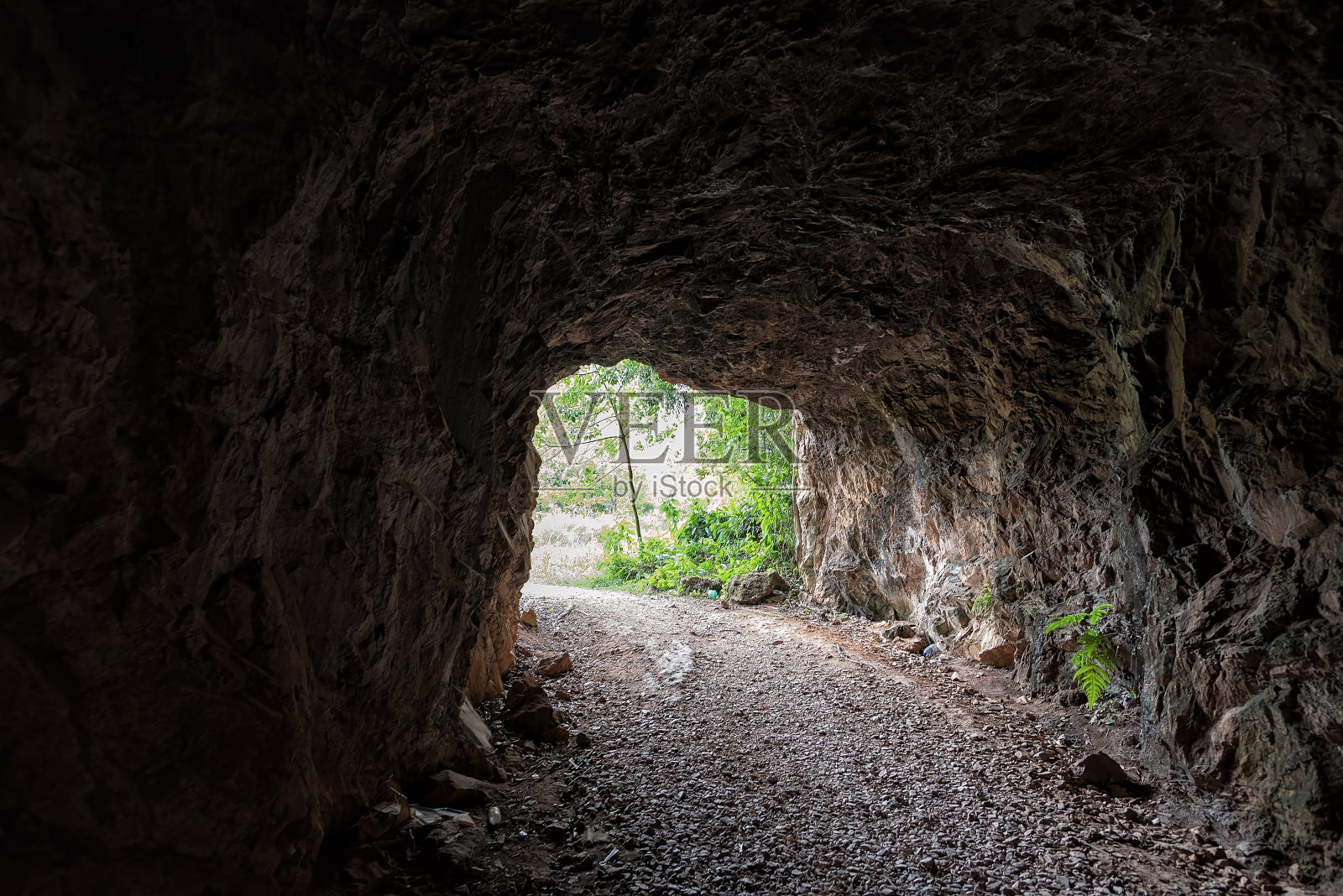 前往马来西亚怡保的塔斯克赛敏或镜湖的洞穴隧道照片摄影图片