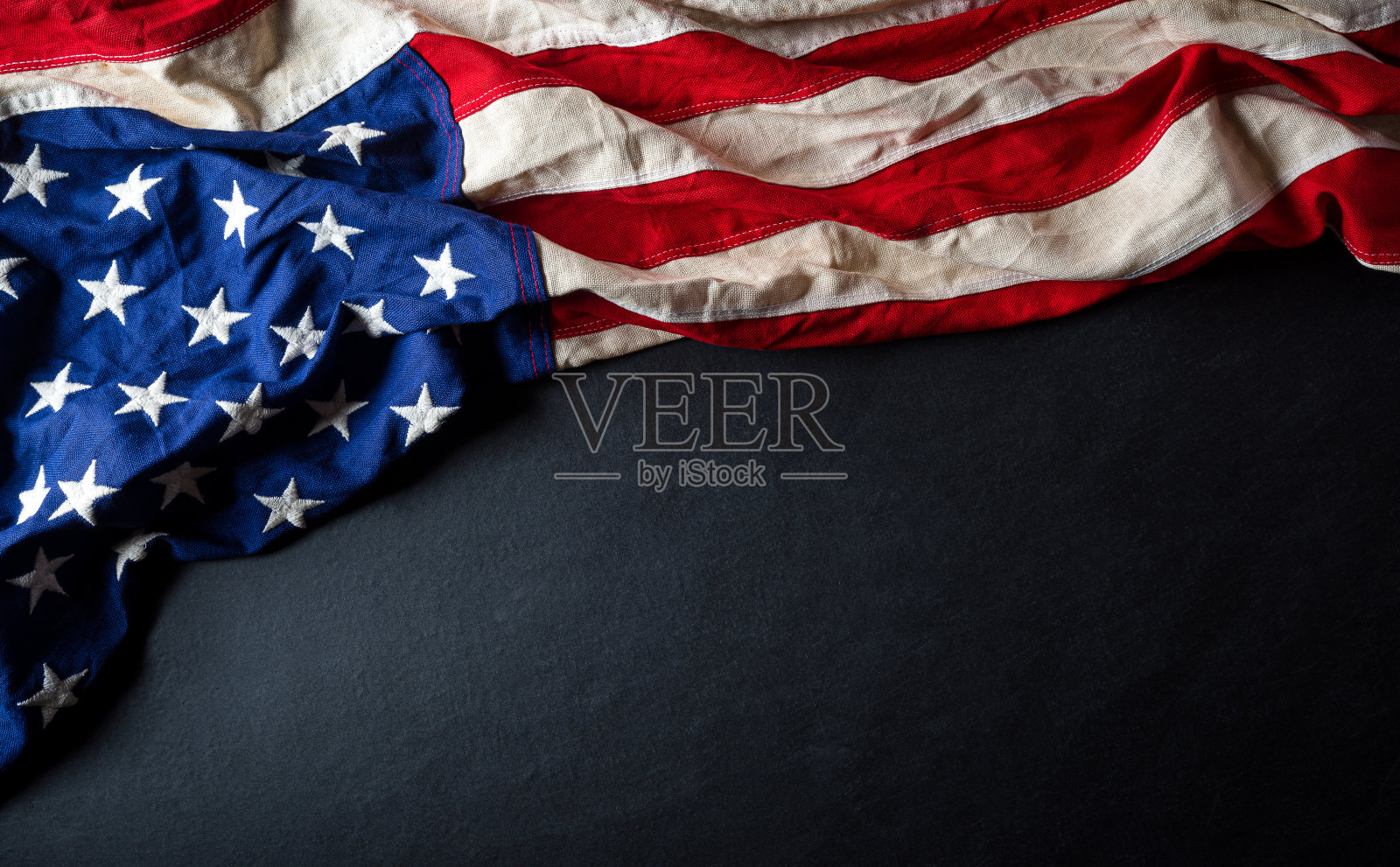 总统日快乐概念与美国国旗上的黑色木制背景。照片摄影图片