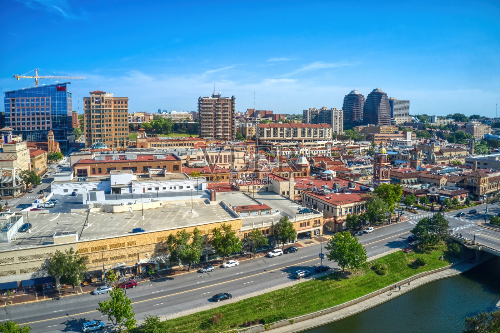 堪萨斯城有一个繁华的购物区，有自己的天际线照片摄影图片