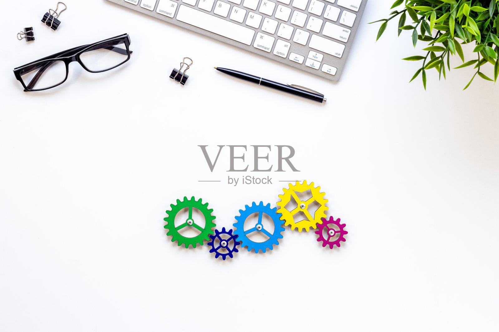 工作齿轮齿轮机构在工作场所，办公桌。俯视图照片摄影图片