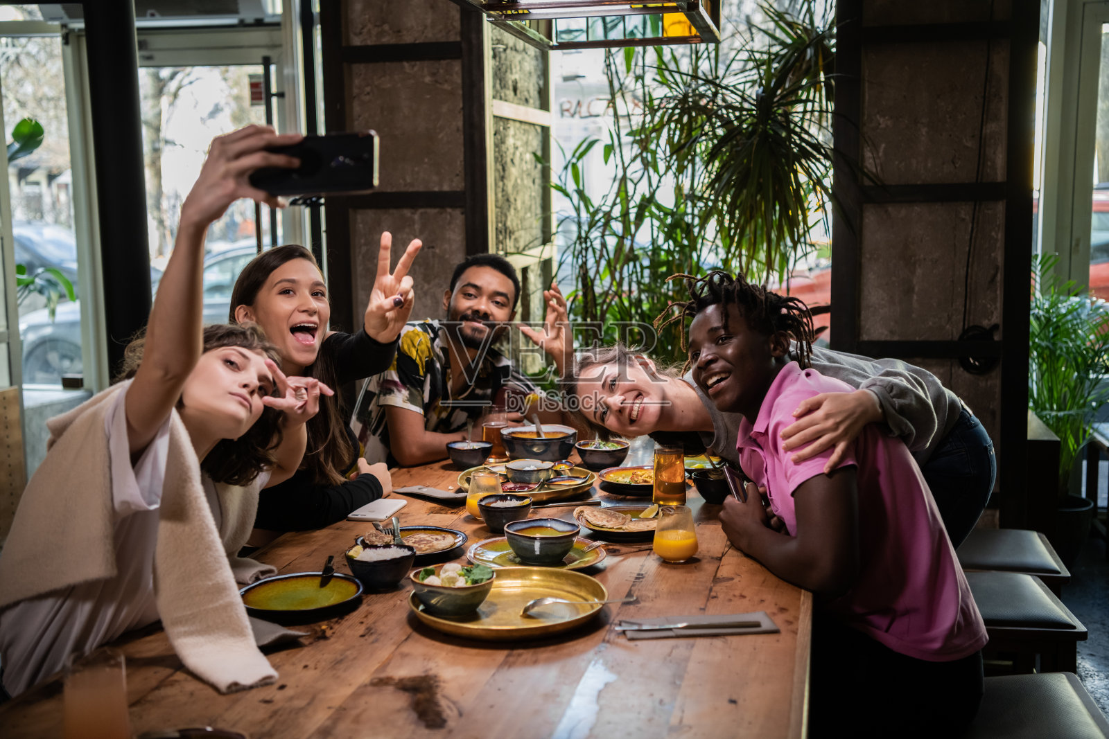 朋友们在咖啡馆用餐时拍下自己的照片照片摄影图片