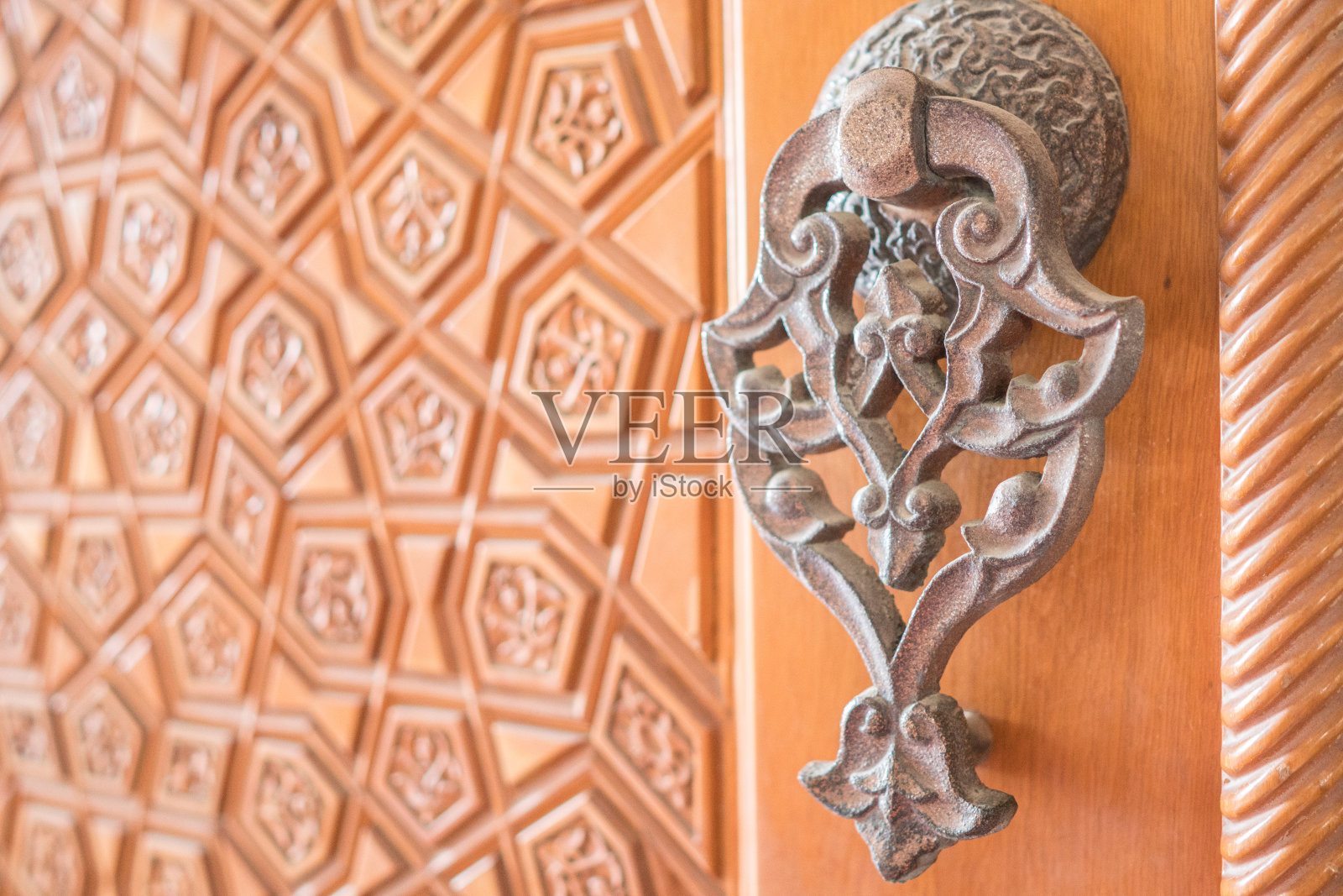 清真寺木门细节。照片摄影图片
