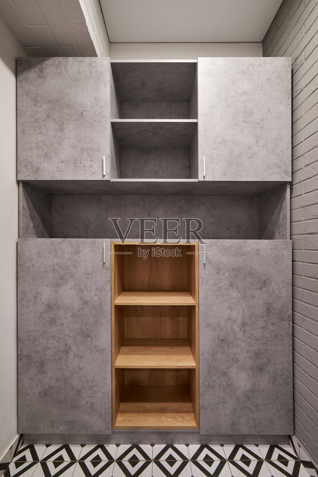 清空衣柜，放不同的衣服。有架子的橱柜。照片摄影图片