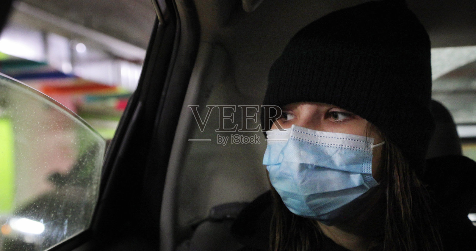 焦虑的少女在车里穿着tuque等待Covid - 19测试照片摄影图片