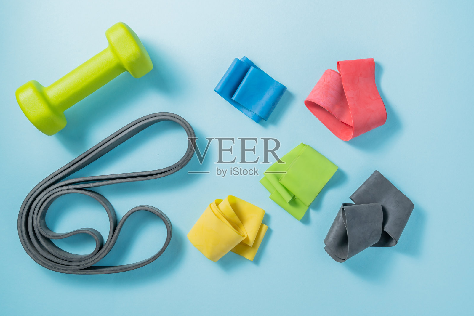 家庭训练概念-蓝色背景上的松紧带照片摄影图片