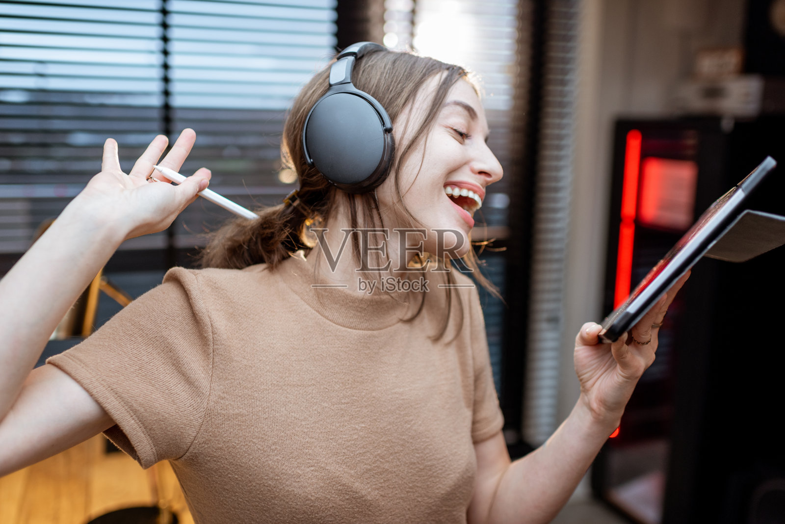 在家庭录音室欣赏音乐的女人照片摄影图片