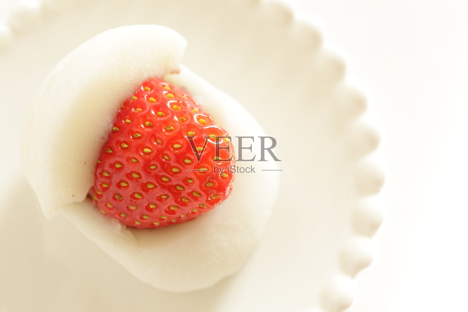 日本春天的糖果，草莓红豆沙包裹年糕照片摄影图片