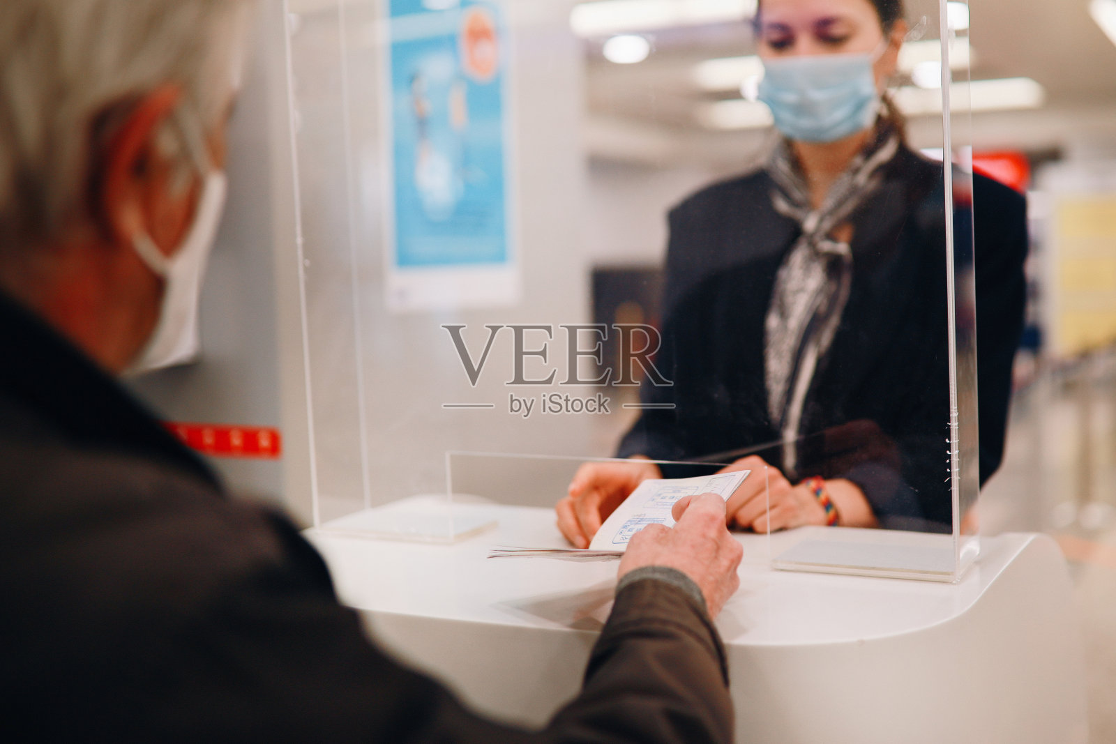 机场办理人员检查新冠肺炎护照照片摄影图片