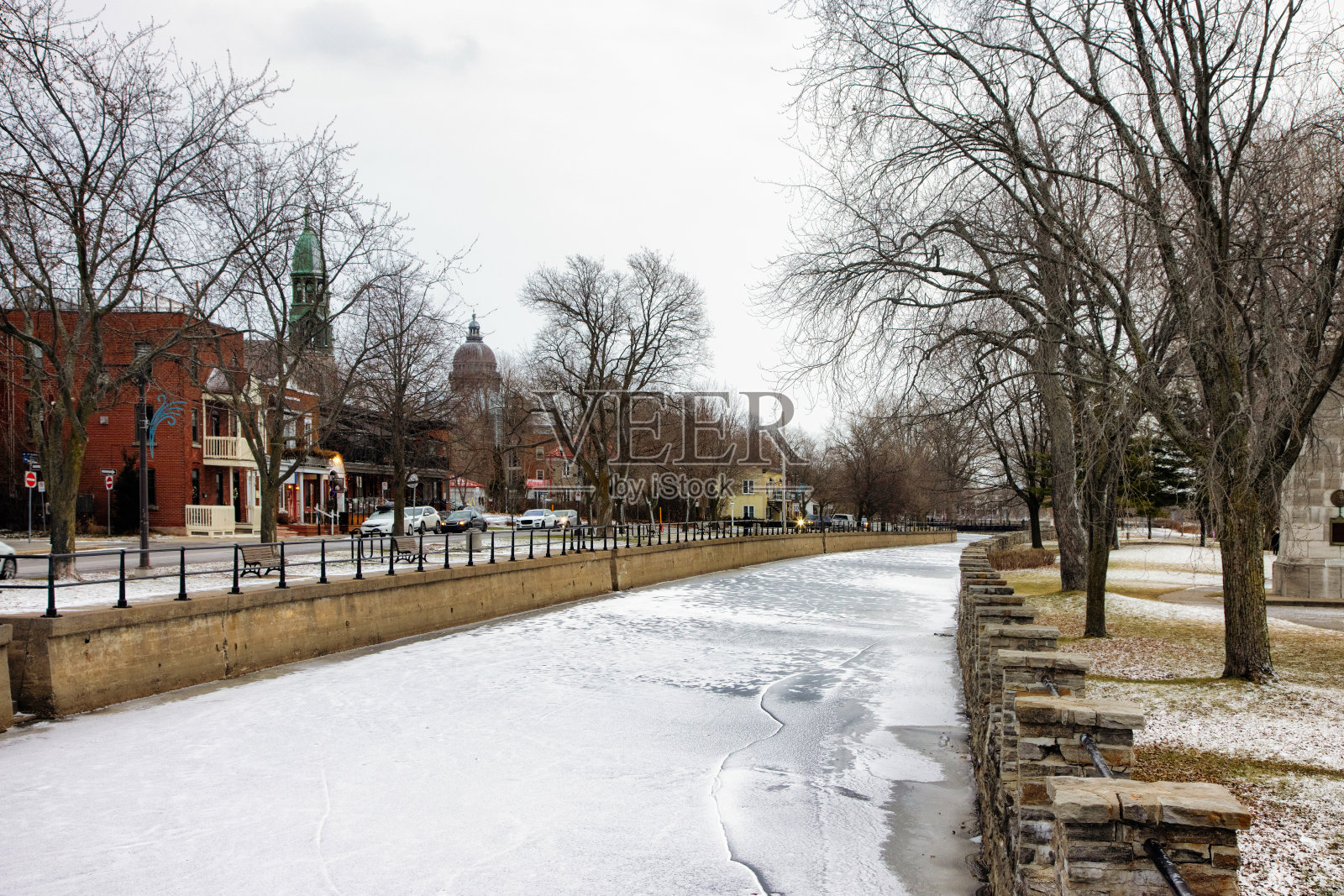 12月寒冷的一天，拉钦公园沿着运河散步照片摄影图片