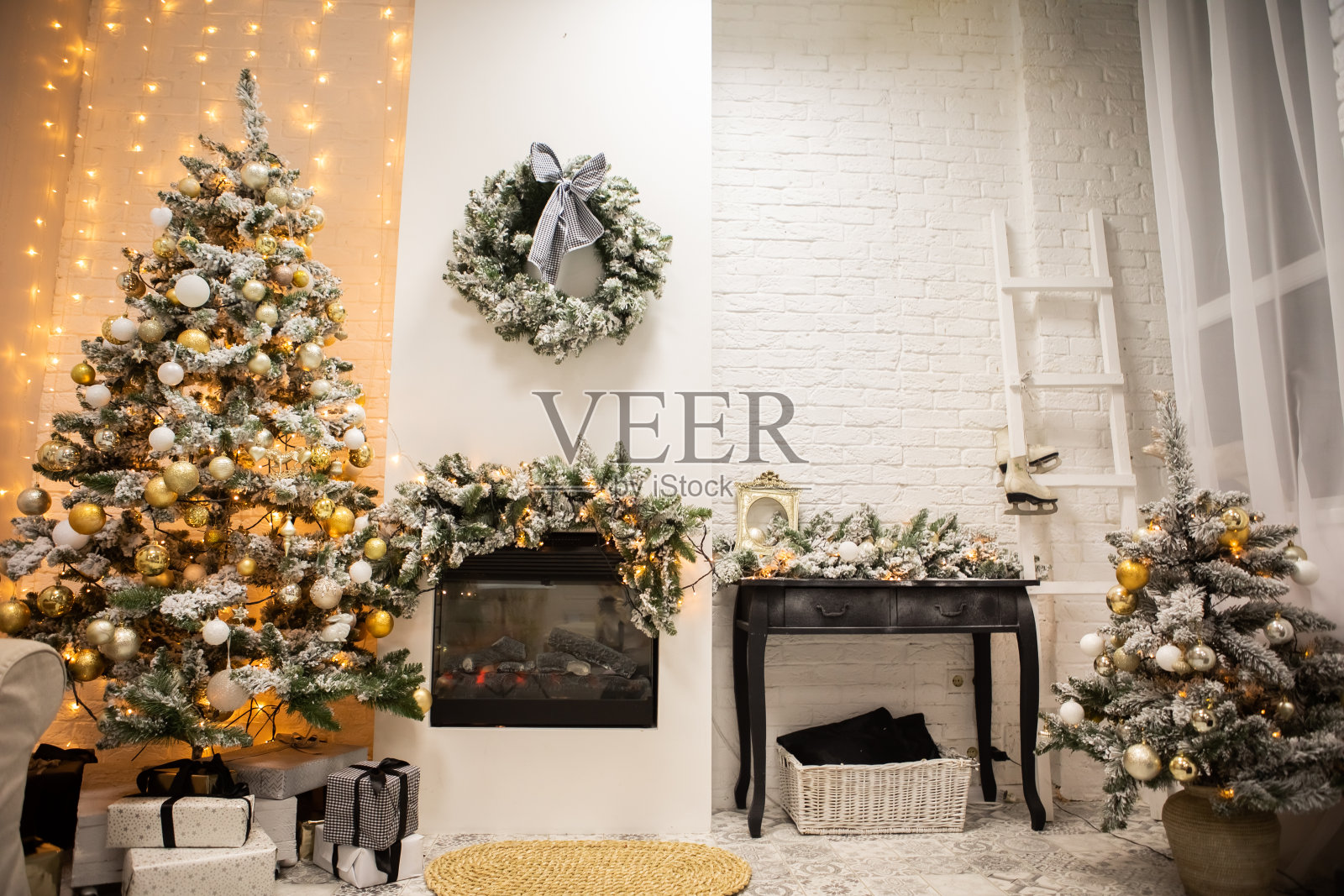 新年的背景。圣诞房间内部。副本的空间。照片摄影图片