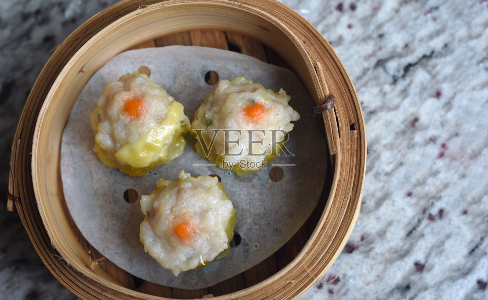 俯视图中国蒸猪肉饺子或点心在竹蒸笼。照片摄影图片