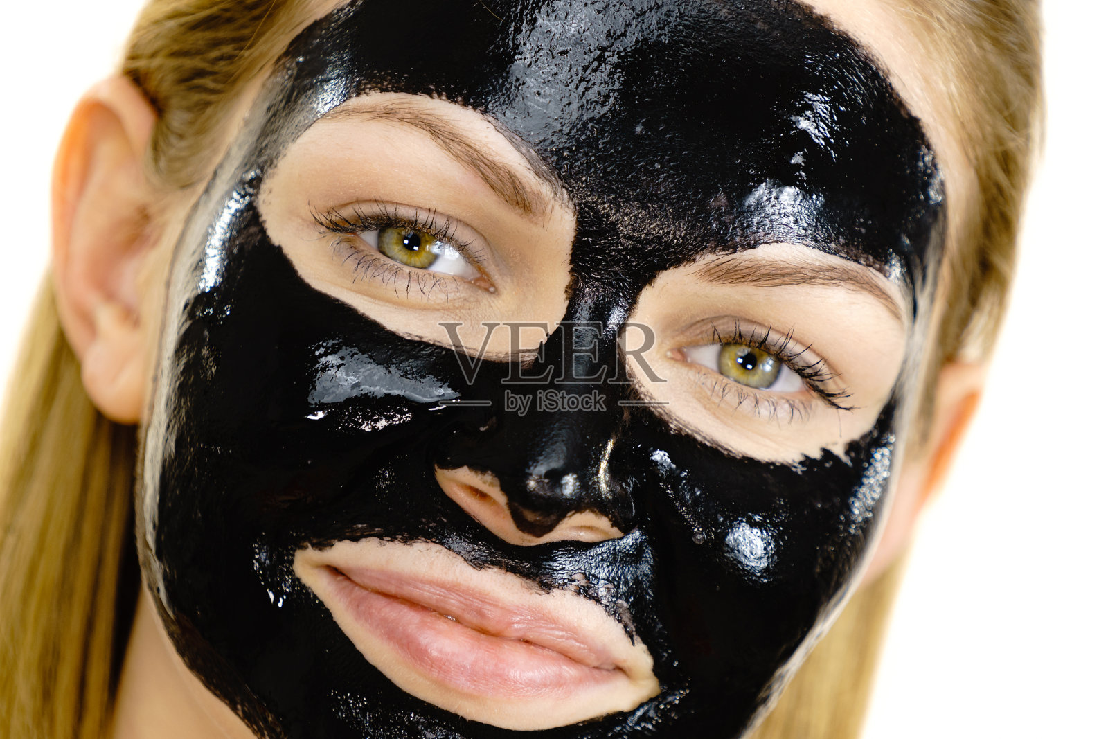女孩黑色碳水化合物剥离面膜在脸上照片摄影图片