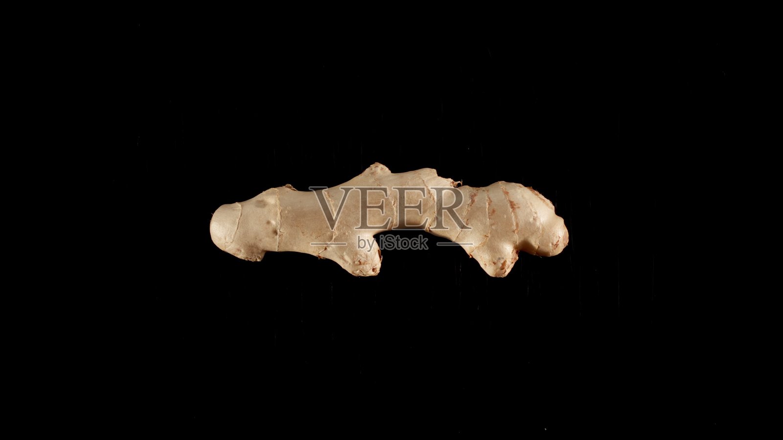 黑色表面上的姜根照片摄影图片