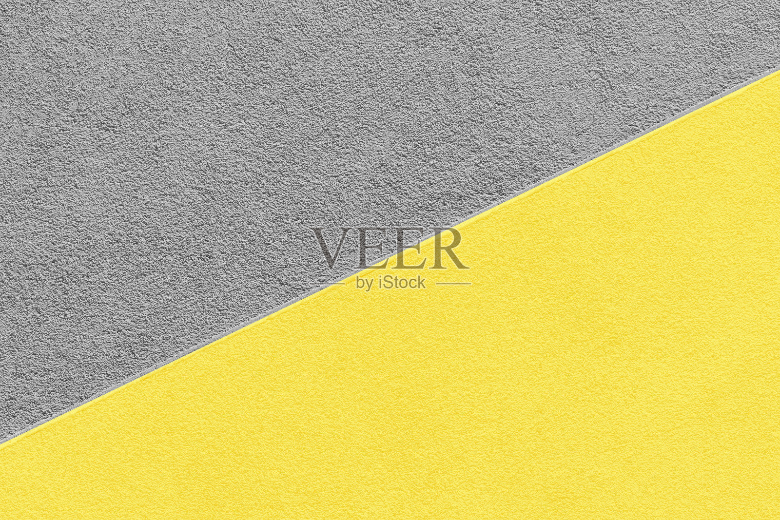 双色斜分抹灰墙。2021年颜色趋势终极灰色和照明。照片摄影图片