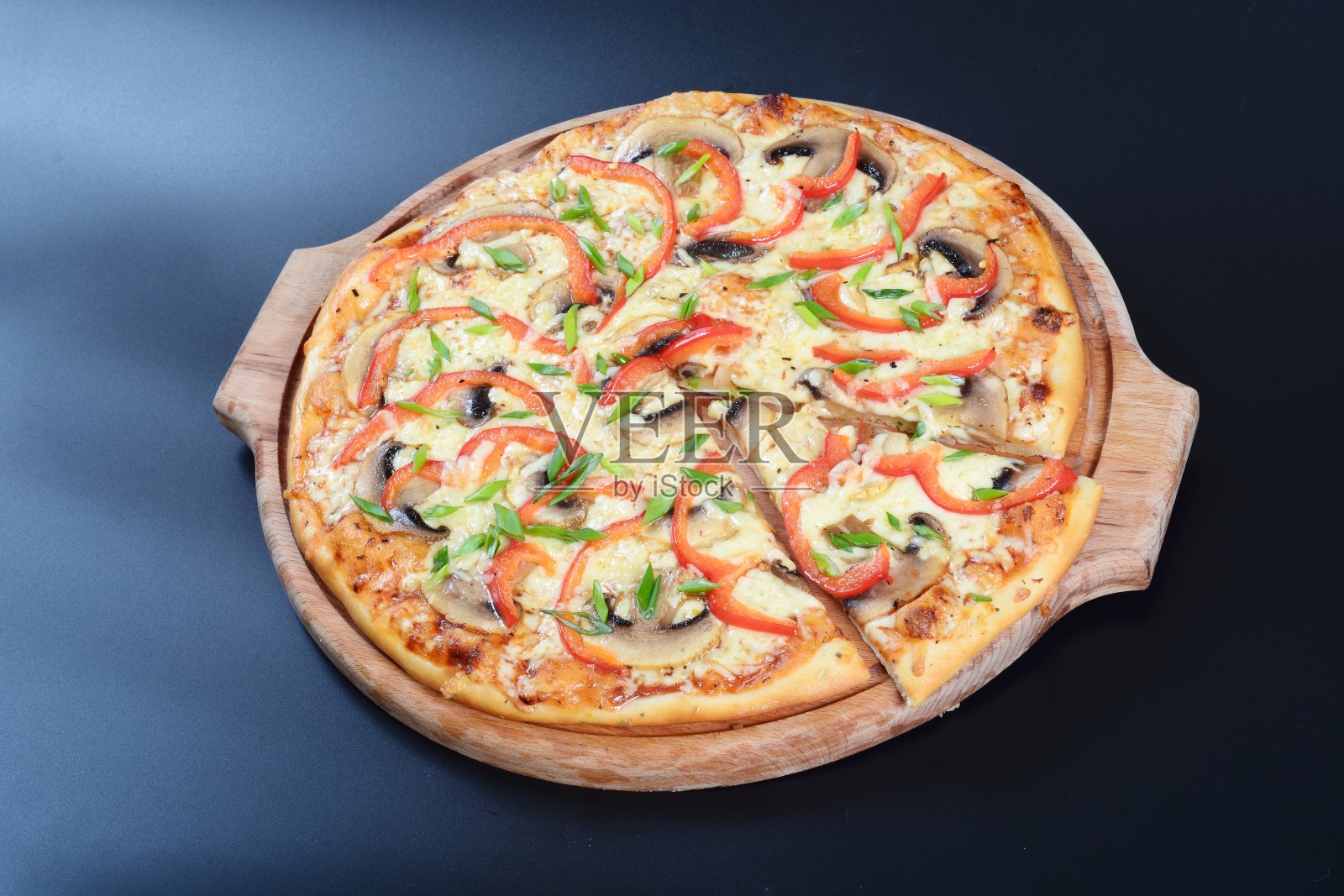 美味新鲜的披萨，不同的馅料，躺在一个黑色的背景照片摄影图片