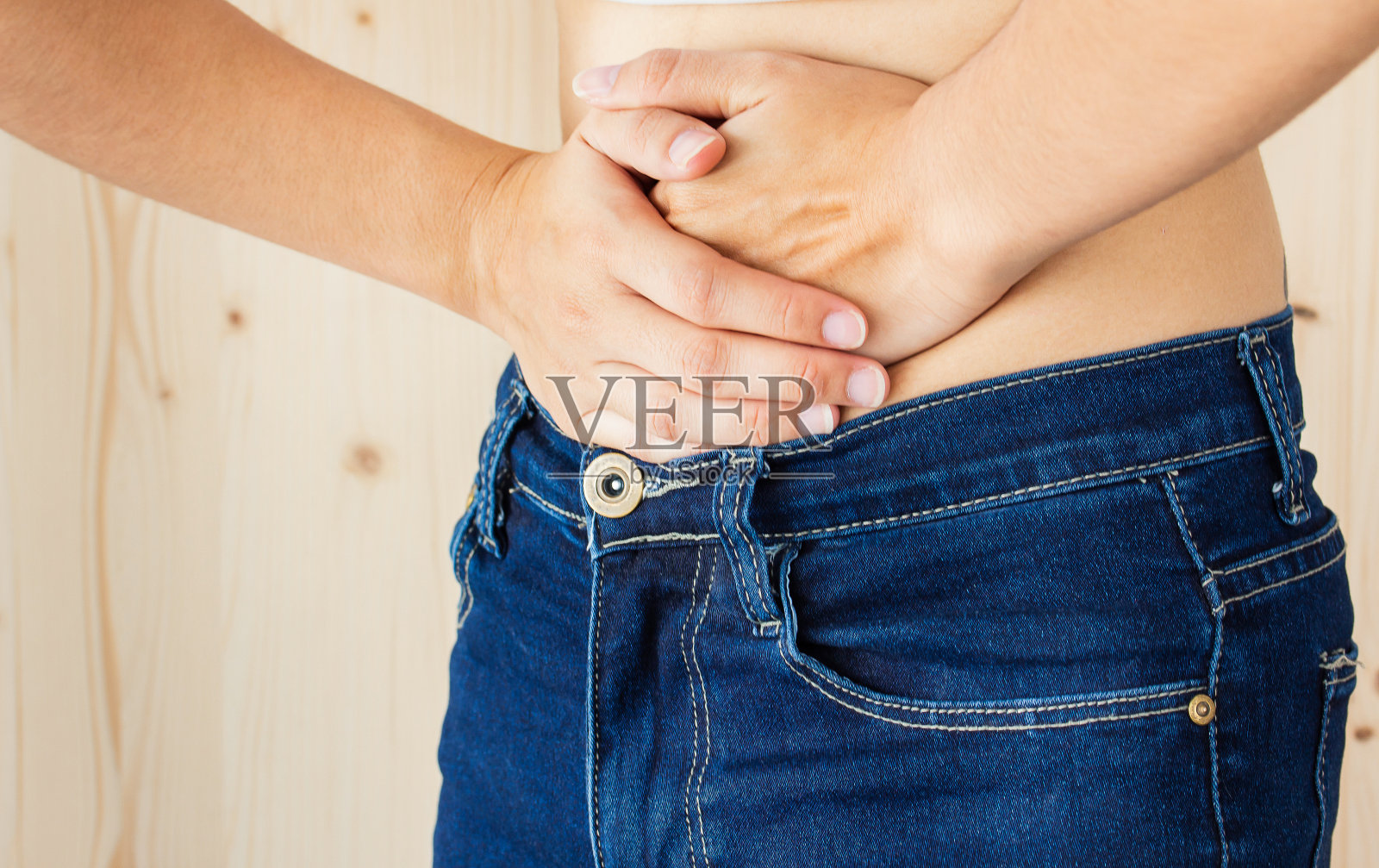 过敏的手触摸胃食物中毒照片摄影图片