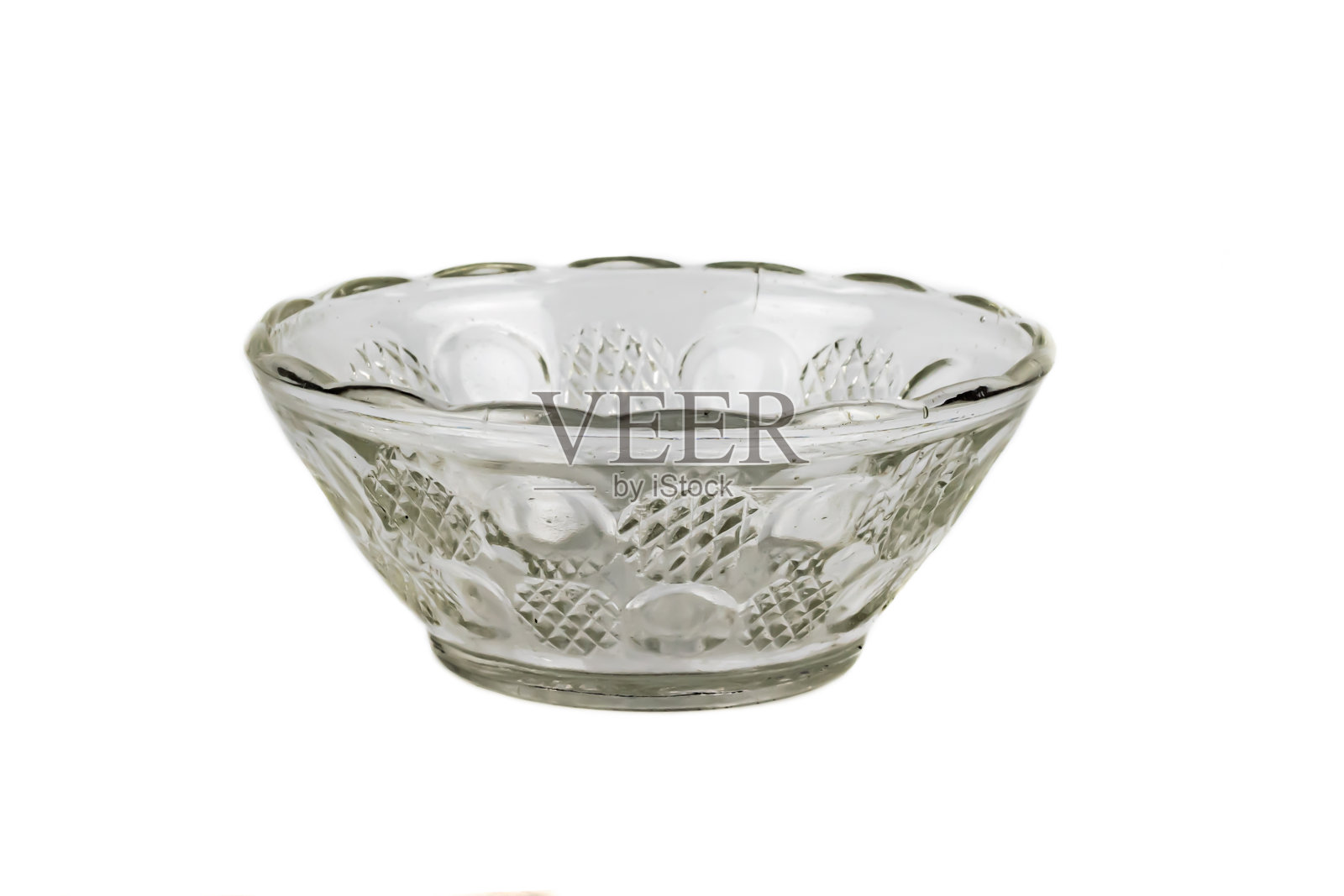 白色背景上的透明玻璃沙拉碗照片摄影图片