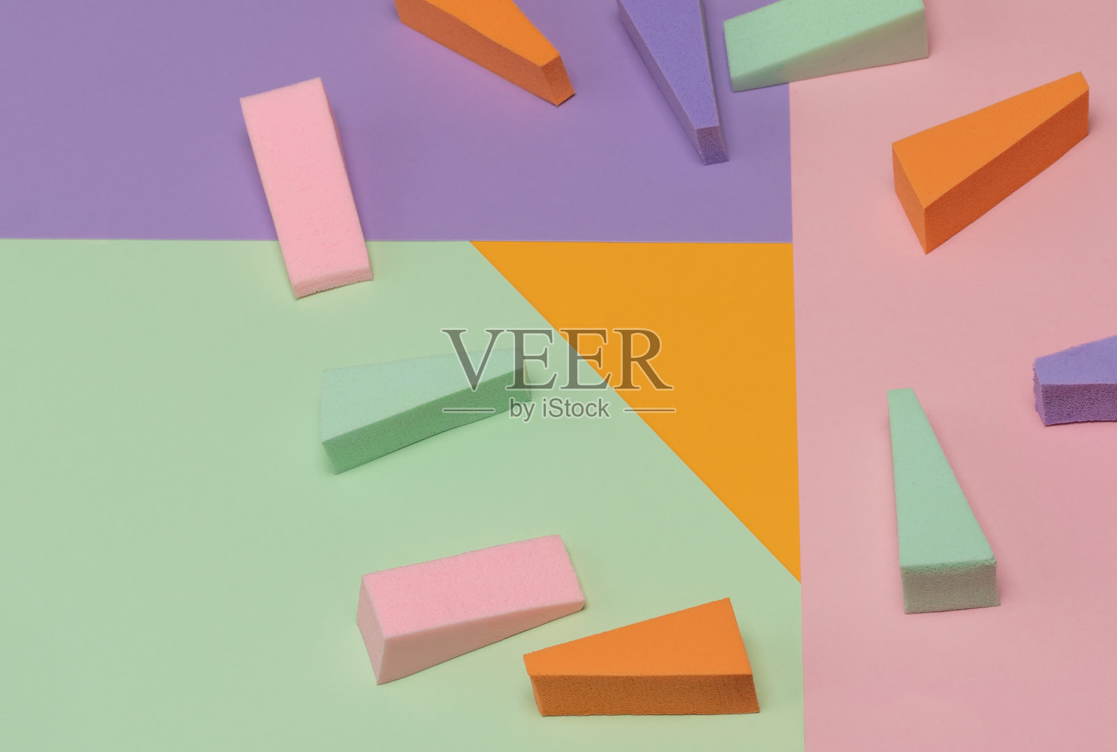 在不同柔和的背景上的多色海绵俯视图。抽象的形象照片摄影图片