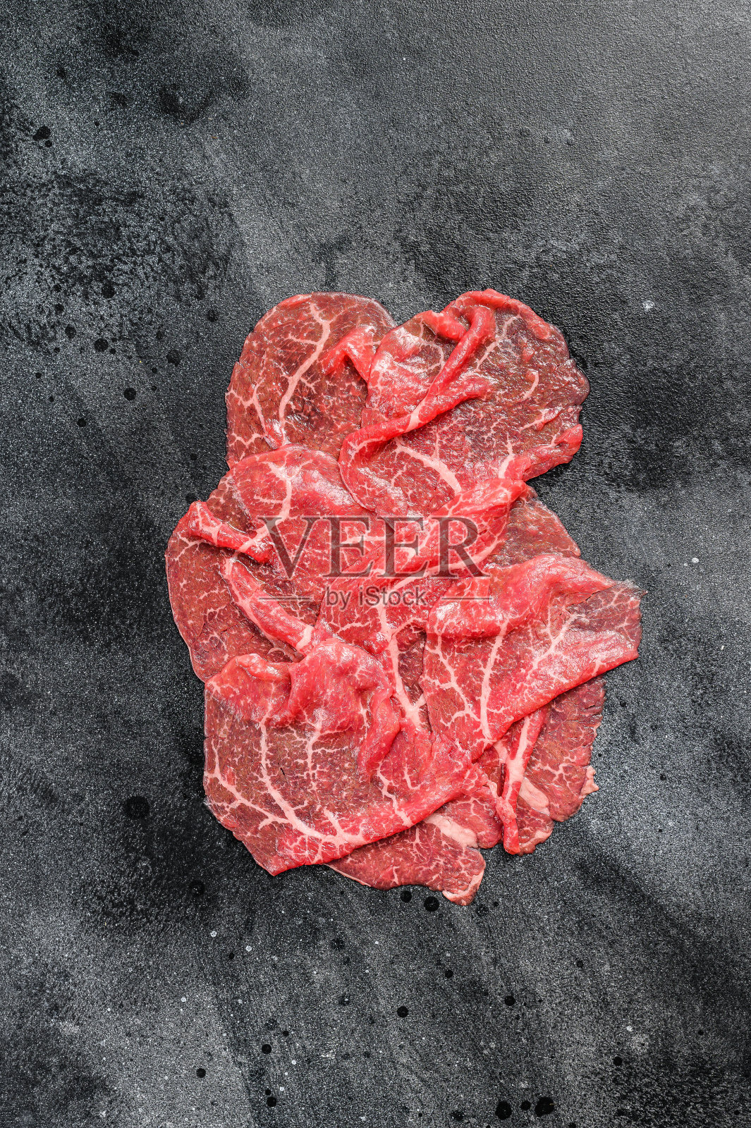 任性牛肉，生肉。黑色背景。俯视图照片摄影图片