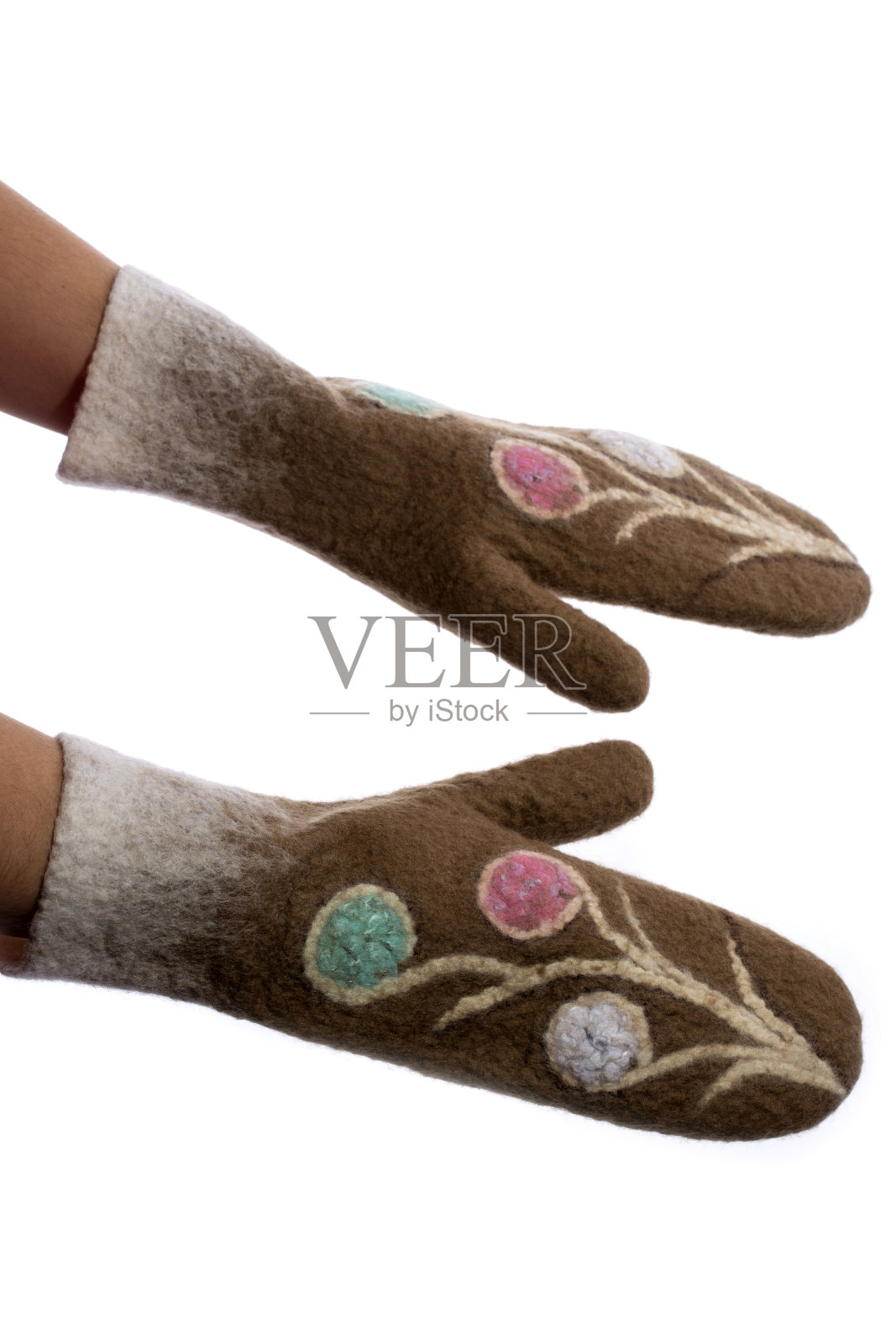 白色背景上用毛毡制成的棕色连指手套照片摄影图片