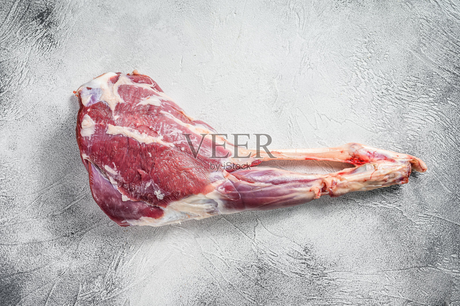 生小羊腿。新鲜的有机肉类。白色背景。俯视图照片摄影图片