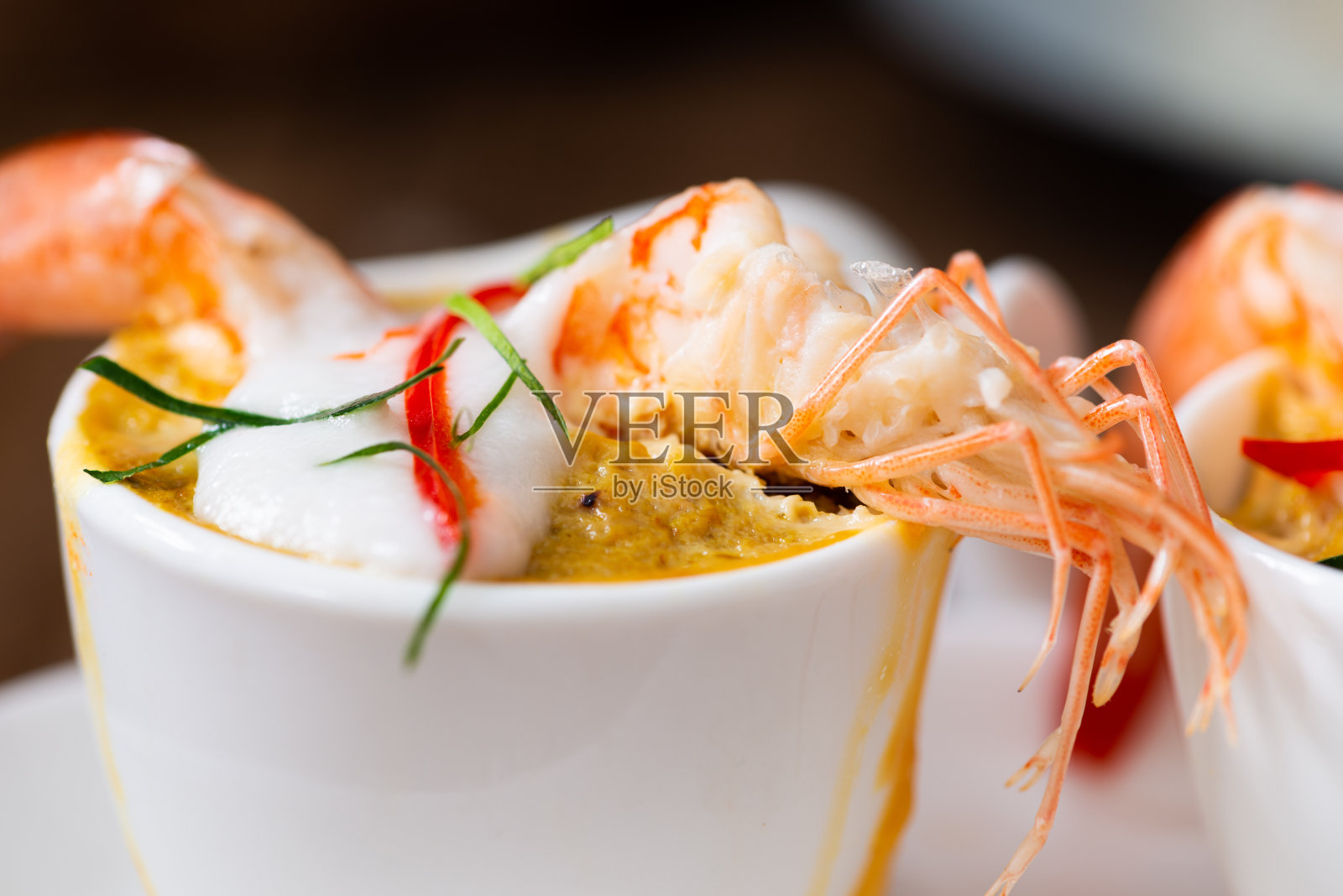 咖喱海鲜蒸椰子奶油虾饼。照片摄影图片