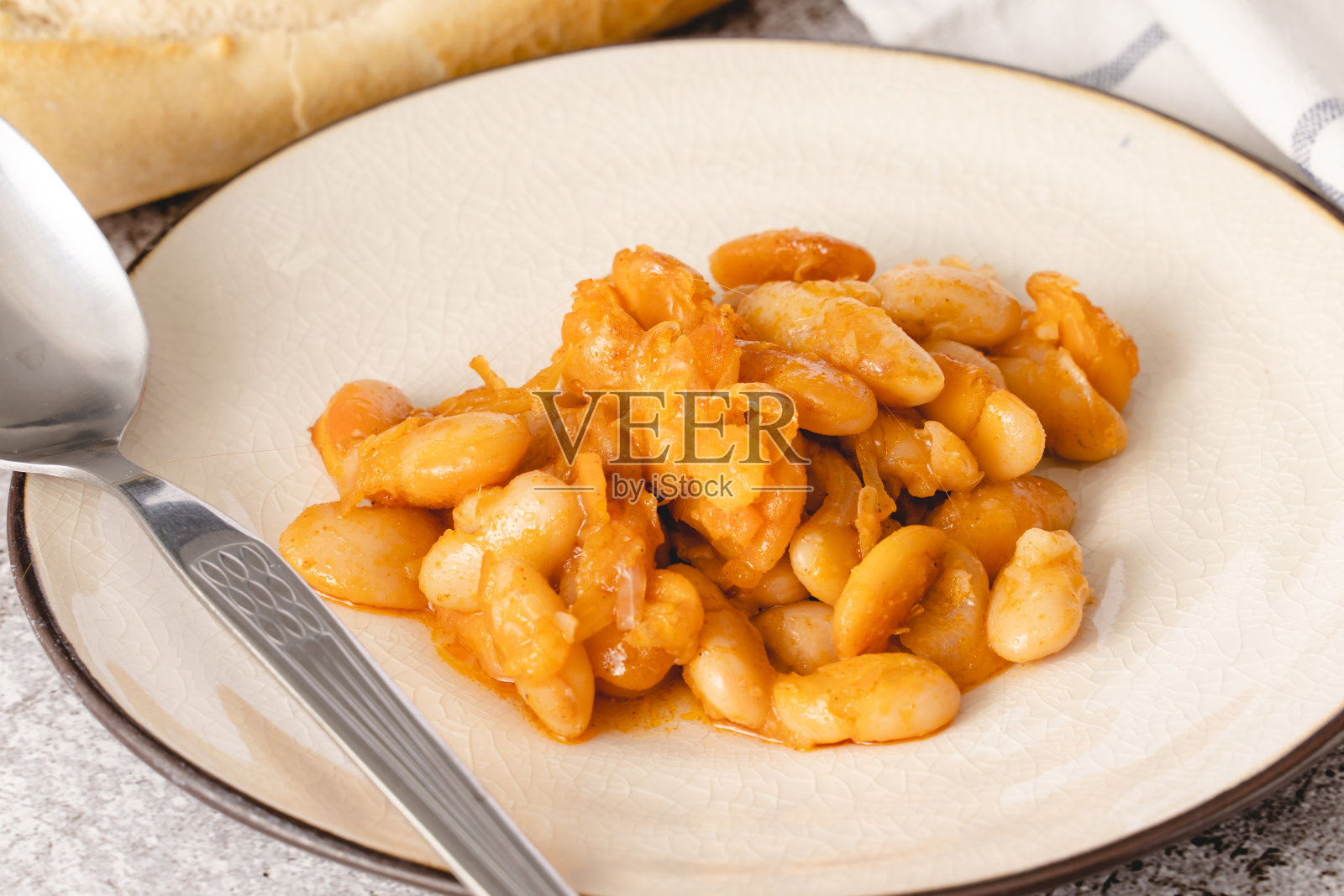 烤豆有机自制素食和素食菜传统食物在桌子上的陶瓷盘子-塞尔维亚，黑山，波斯尼亚，马其顿，克罗地亚，斯洛文尼亚和保加利亚美食正面视图照片摄影图片