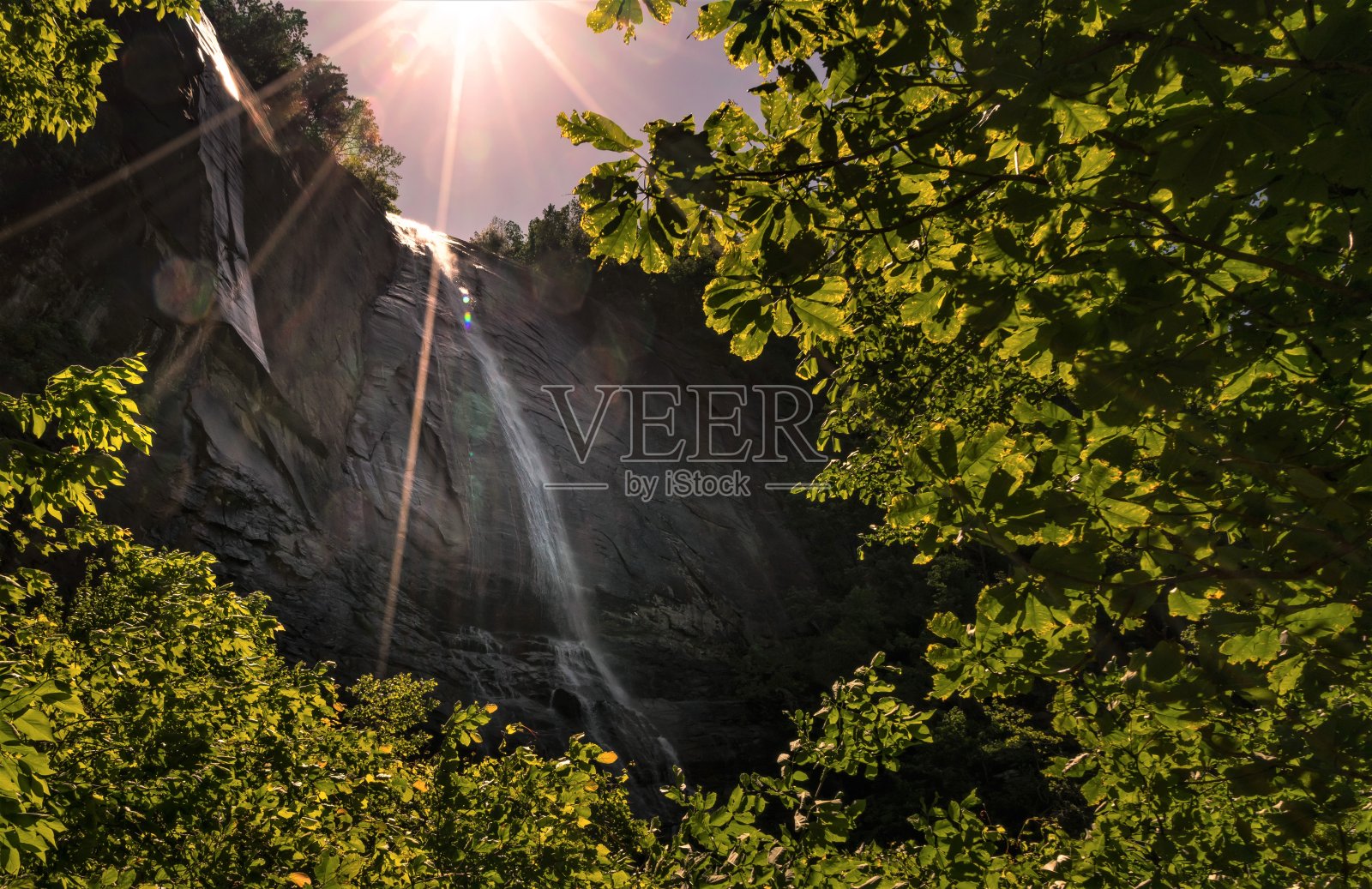 404英尺高的山核桃瀑布位于北卡罗来纳州的烟囱岩。照片摄影图片